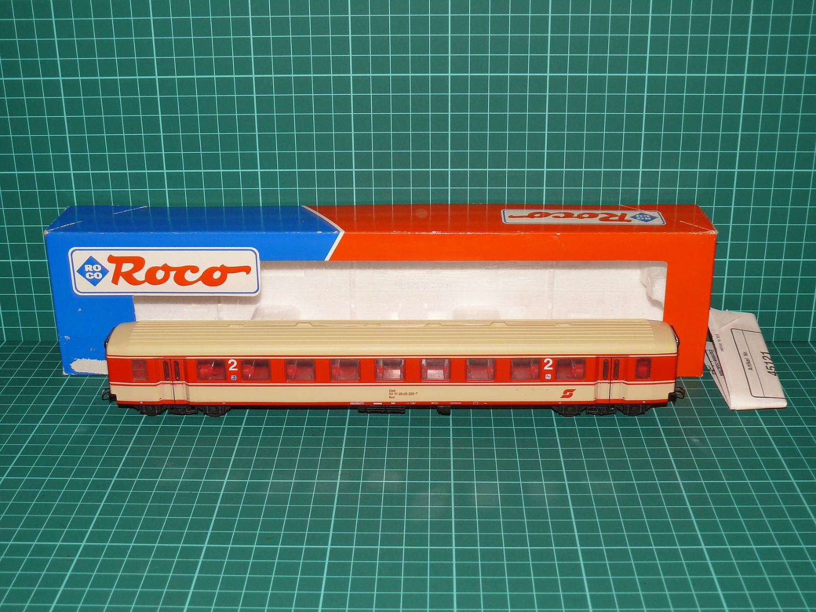 Roco H0 – Čtyřnápravový příměstský / osobní vůz 2. třídy "Schlieren" Bp ÖBB (45121) – H0