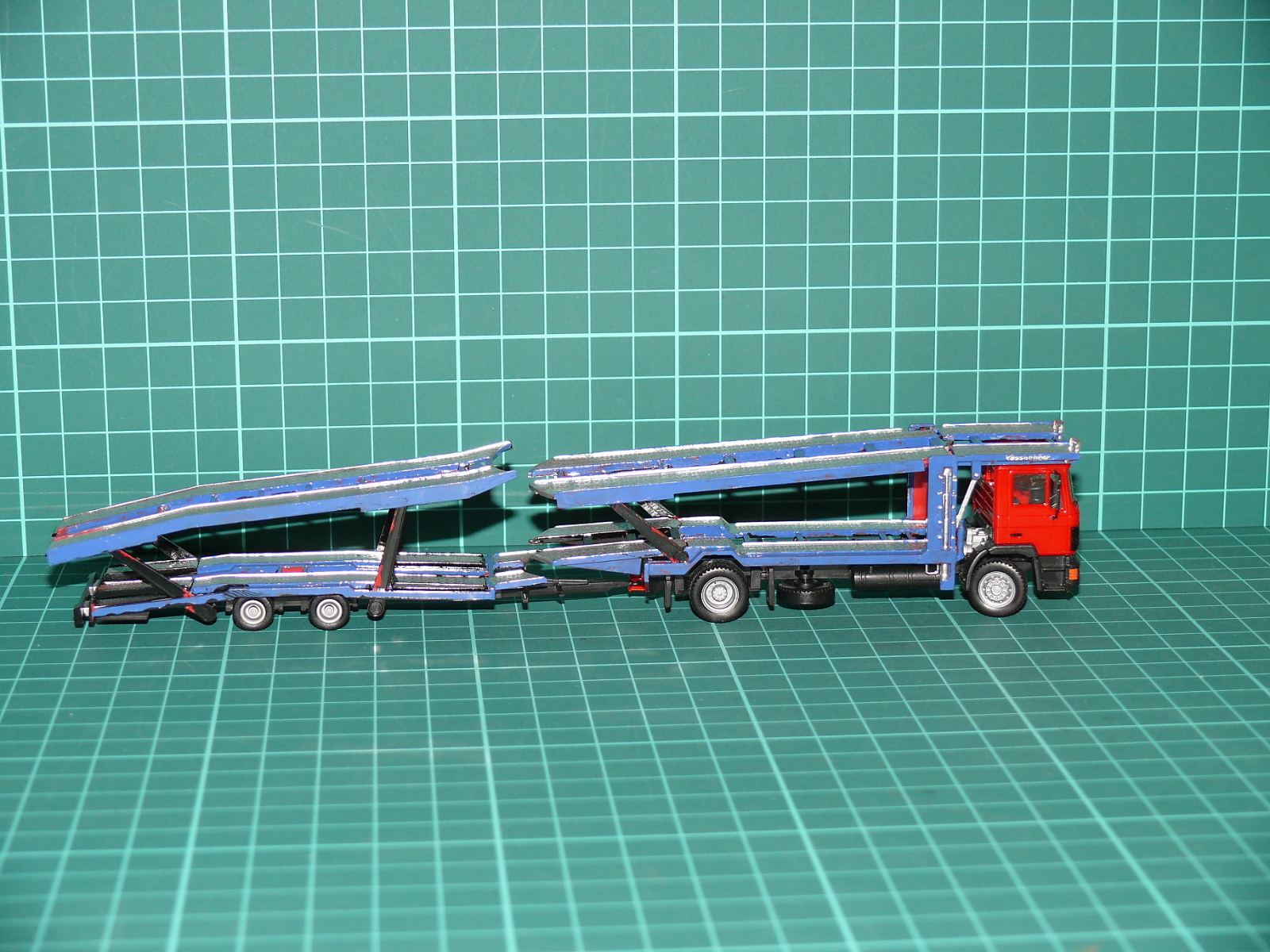 Herpa - MAN F90 Dvoupatrová souprava pro přepravu automobilů / autotransportér (červená / modrá) – H0