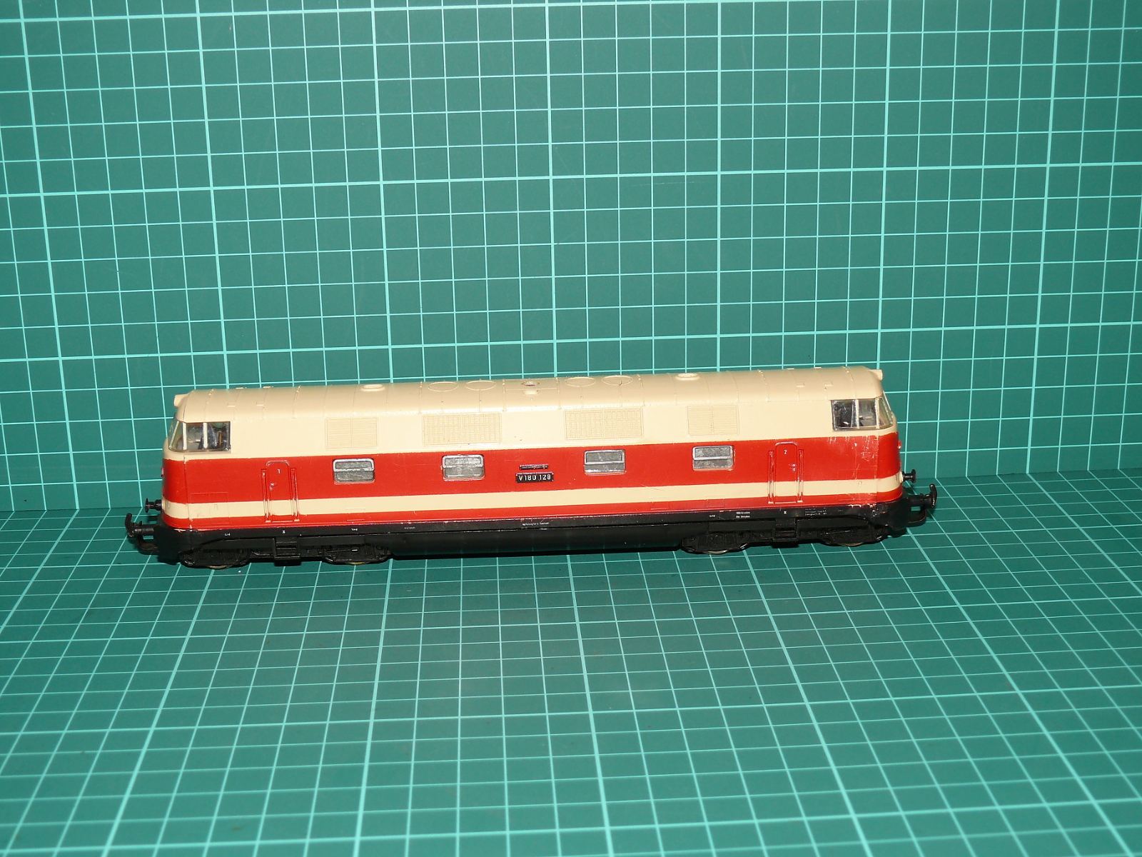 Gützold / PIKO H0 – Dieselhydraulická lokomotiva řady V 180 DR (V 180 128) – Červeno-krémový nátěr – H0