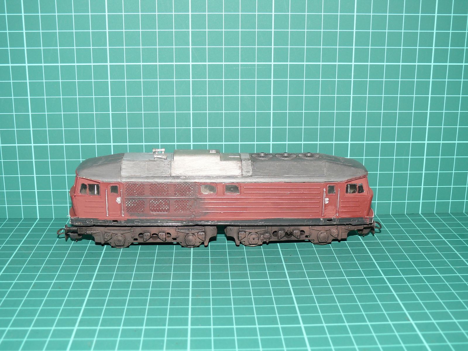 PIKO H0 – Těžká dieselelektrická lokomotiva řady BR 130 "Ludmilla" DR / Projekt na přestavbu (Individuální nátěr / Patina) – H0