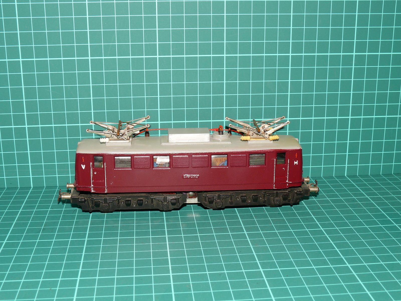 PIKO H0 – Elektrická lokomotiva řady E 44 / BR 244 DR (E 44 046) – Starší vintage provedení / Vínový nátěr – H0