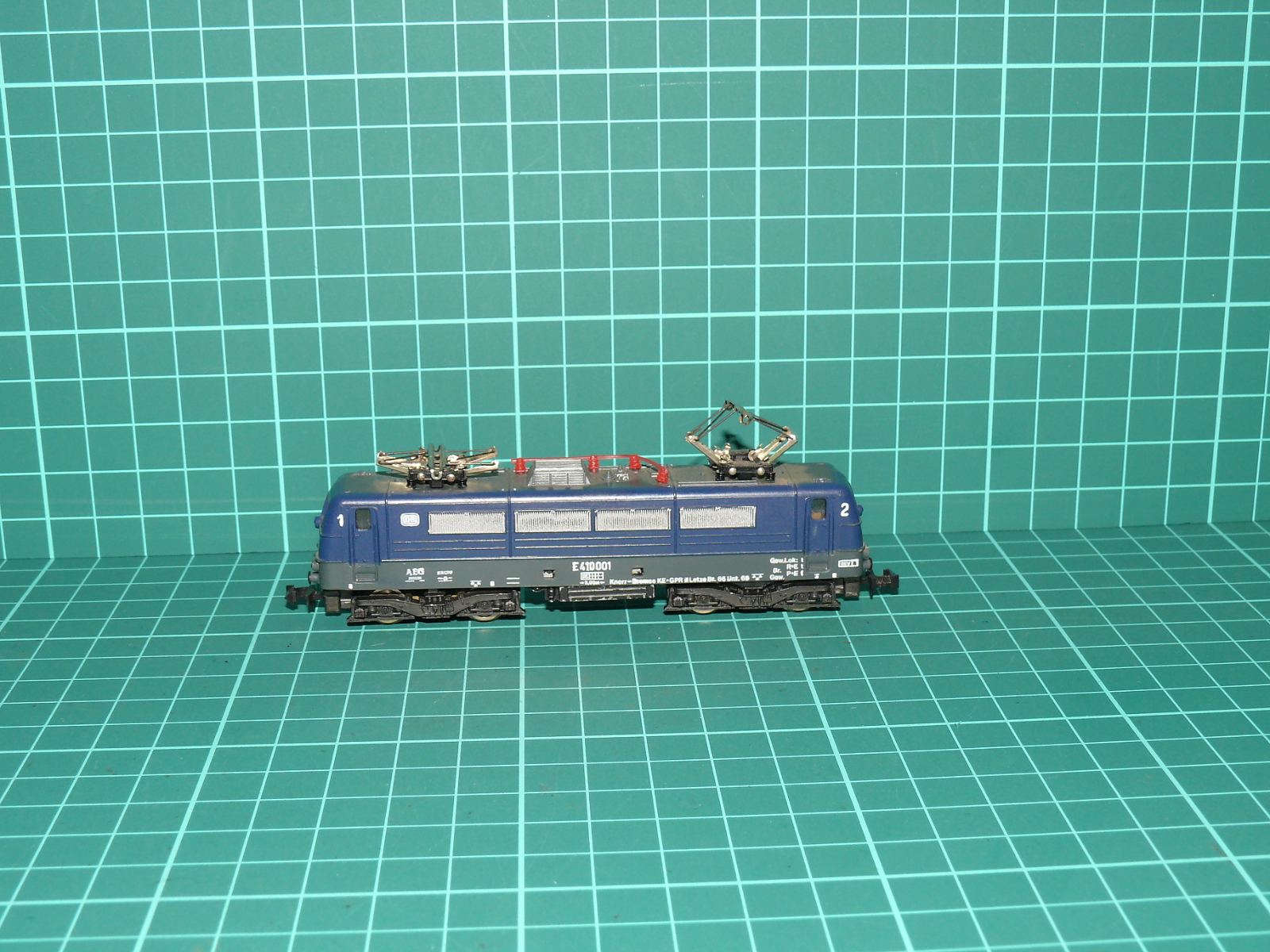 Minitrix / Arnold N (1:160) – Čtyřsystémová elektrická lokomotiva řady E 410 DB (E 410 001 "Europalok") – Kobaltově modrý nátěr – N