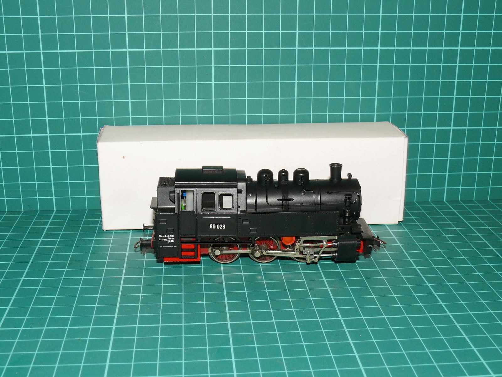 Kleinbahn H0 – Třínápravová tendrová parní lokomotiva řady BR 80 (80 028) – V krabičce – H0