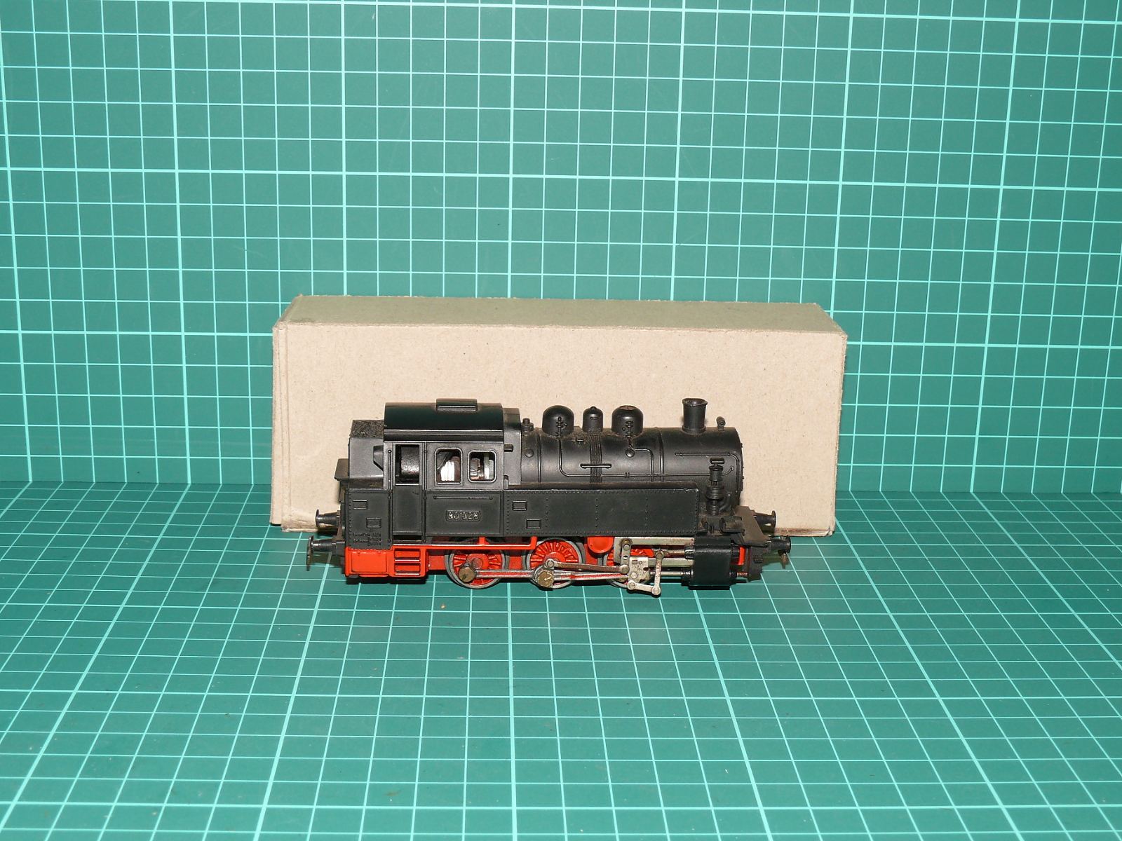 Kleinbahn H0 – Třínápravová tendrová parní lokomotiva řady BR 80 (80 028) – V krabičce KleinbahnKleinbahn H0 – Třínápravová tendrová parní lokomotiva řady BR 80 (80 028) – V krabičce Kleinbahn – H0
