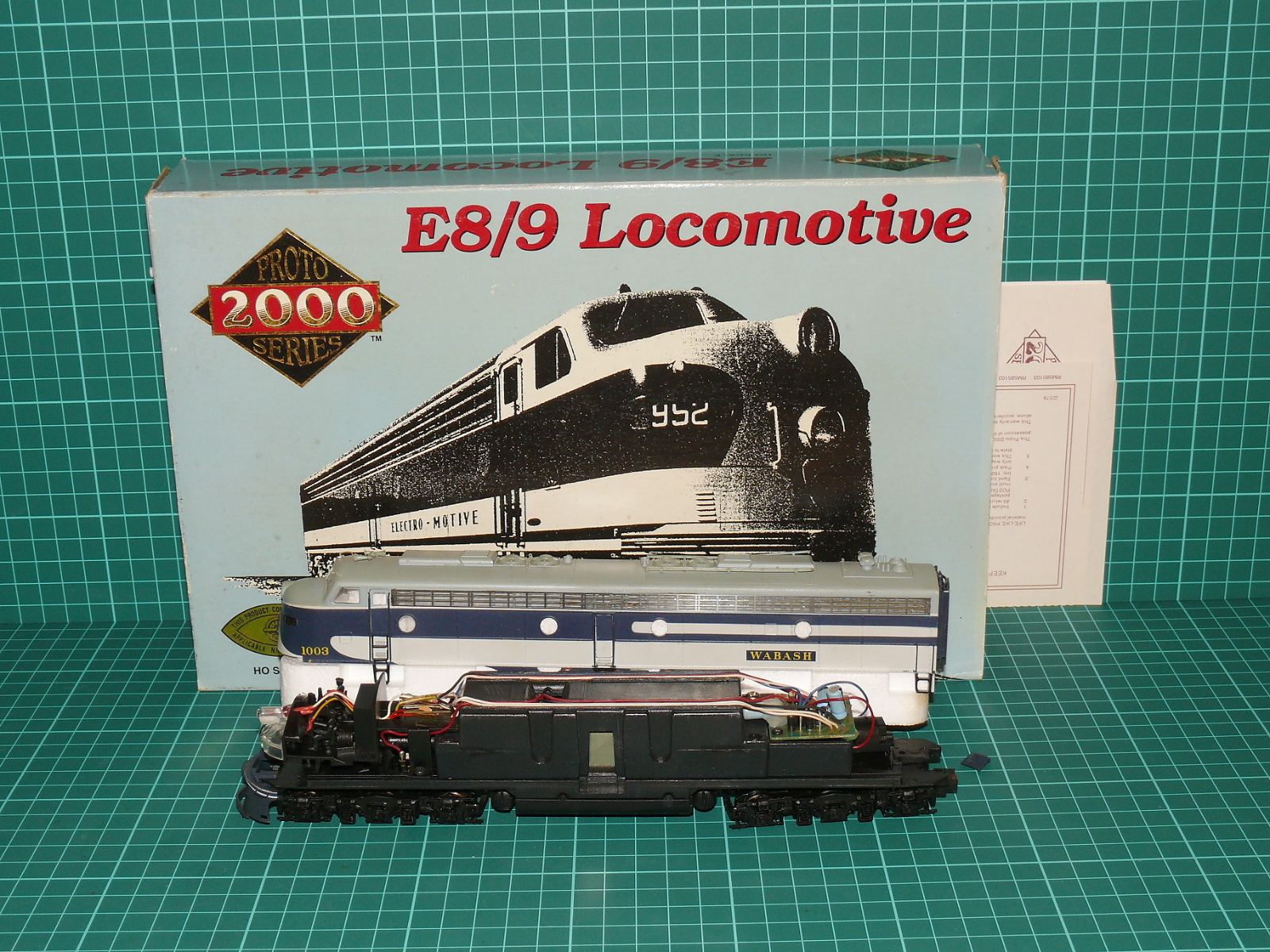 Life-Like Proto 2000 H0 – Šestinápravová americká motorová lokomotiva EMD E8/E9 "WABASH" (No. 1003) – H0
