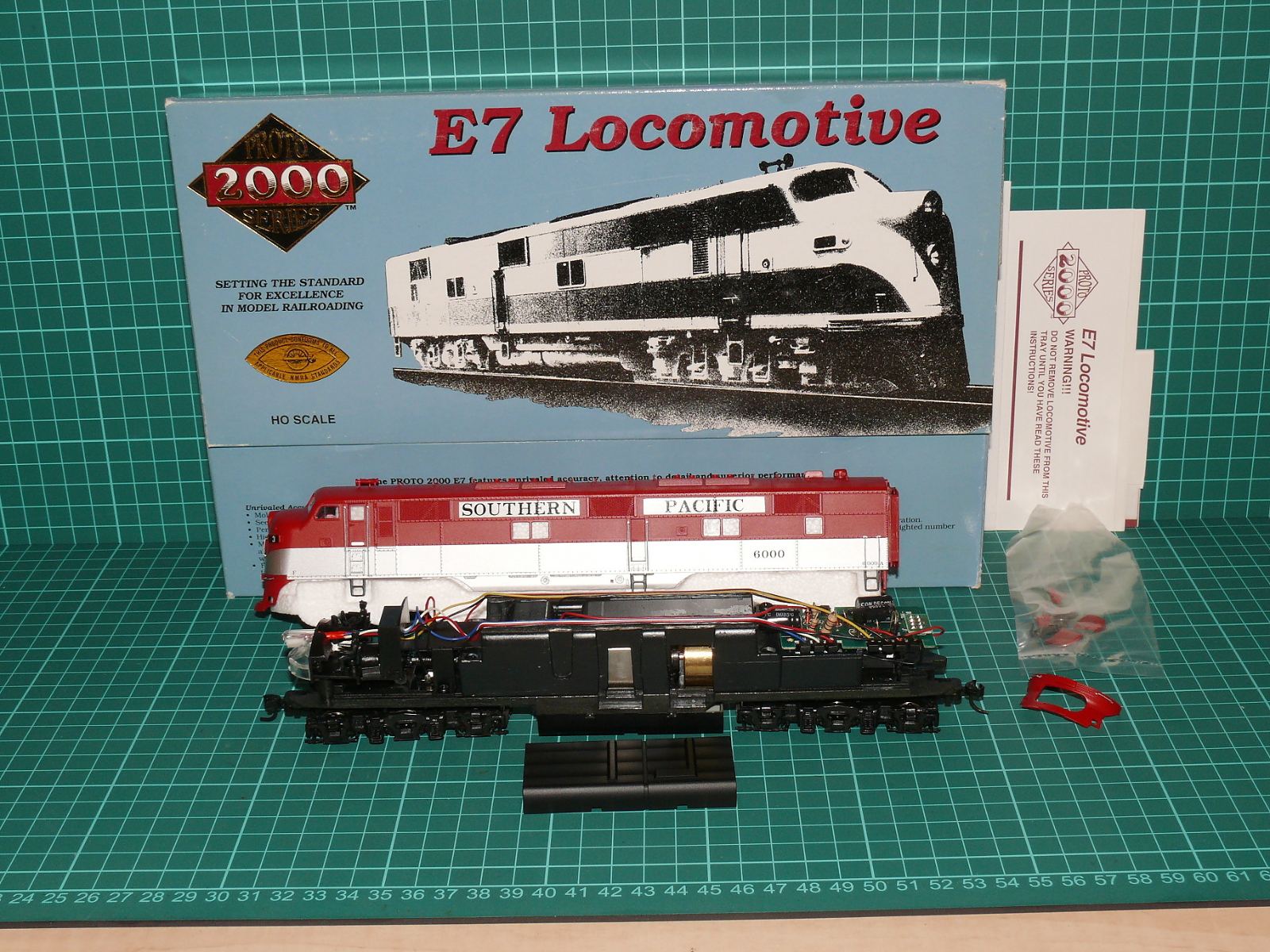 Life-Like Proto 2000 H0 – Šestinápravová americká motorová lokomotiva EMD E7 A "SOUTHERN PACIFIC" (No. 6000) – H0