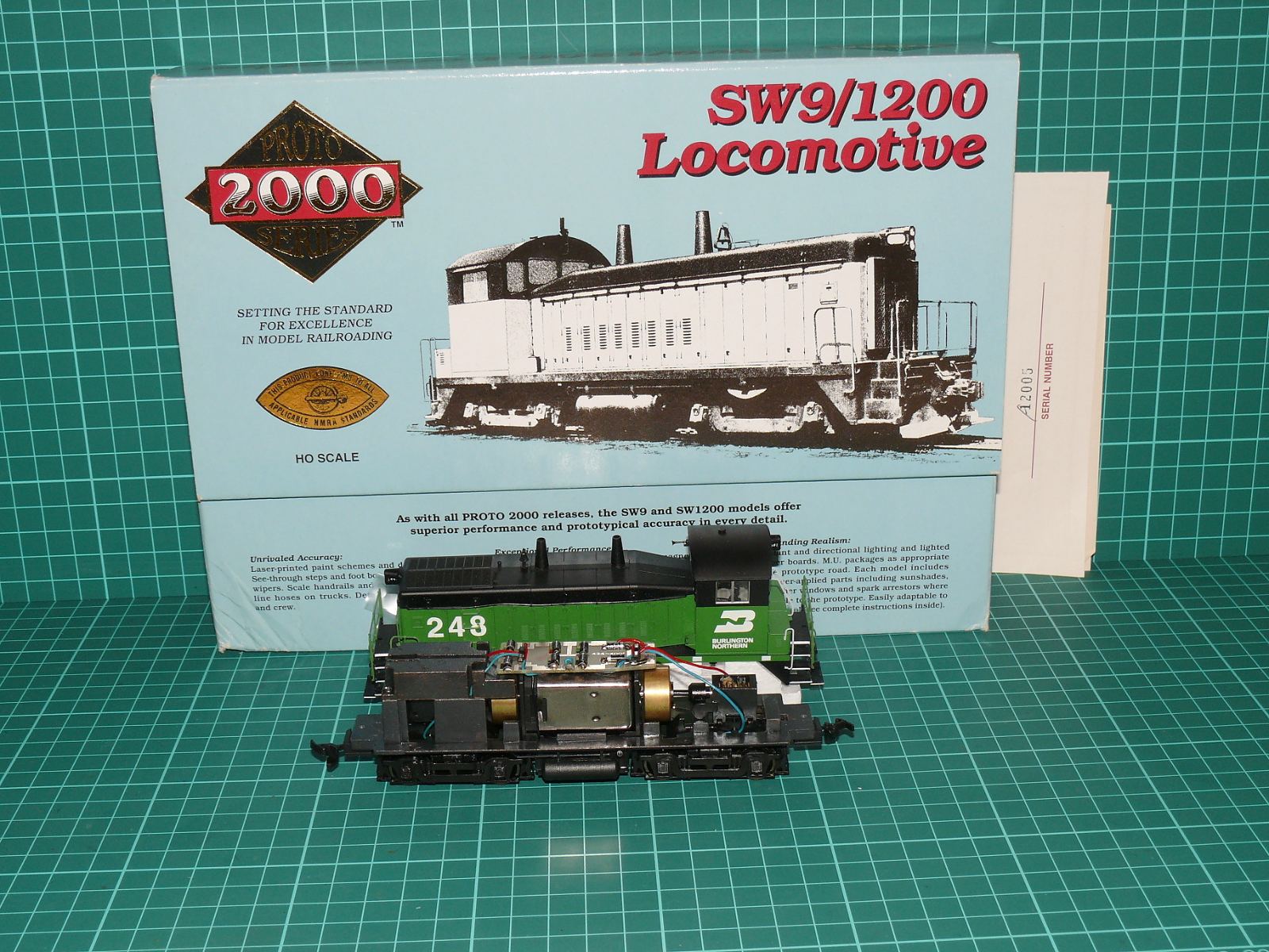 Life-Like Proto 2000 H0 – Americká posunovací motorová lokomotiva EMD SW9/1200 "BURLINGTON NORTHERN" (No. 248) – H0