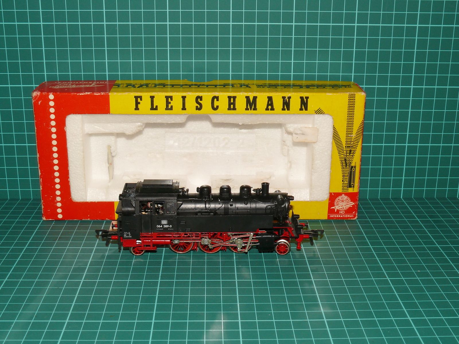 Fleischmann H0 – Osobní tendrová parní lokomotiva řady 064 / BR 64 DB (064 389-0 / "Bubikopf") – H0