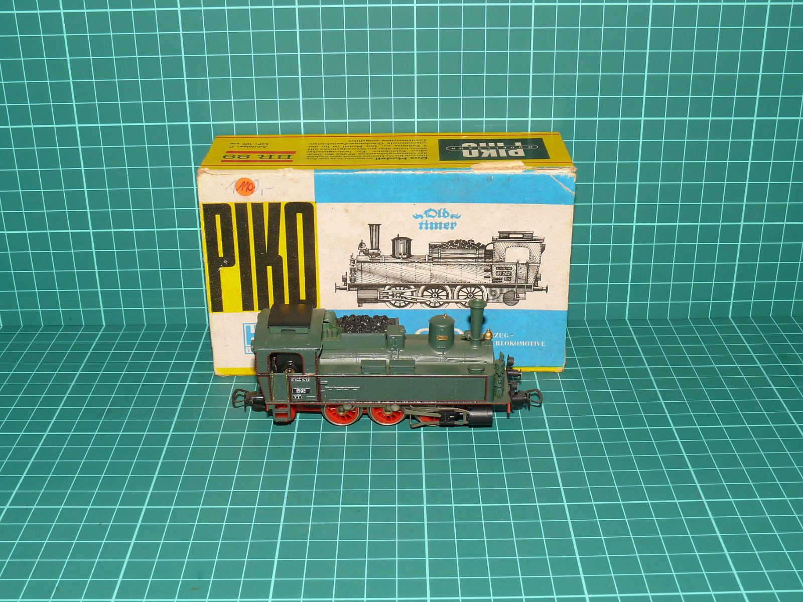 PIKO H0 – Parní tendrová lokomotiva BR 89 / K.P.E.V. T3 (kat. č. 5/6300) s krabičkou – H0