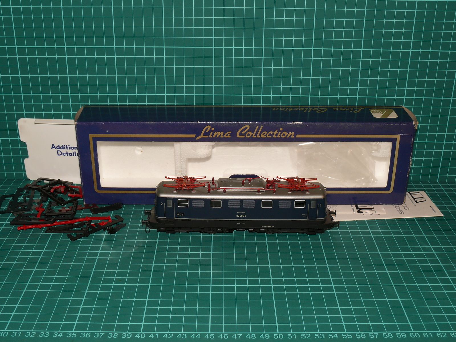 LIMA Collection H0 – Elektrická lokomotiva BR 110 005-6 DB (kat. č. 208553) s doplňky a krabičkou – H0