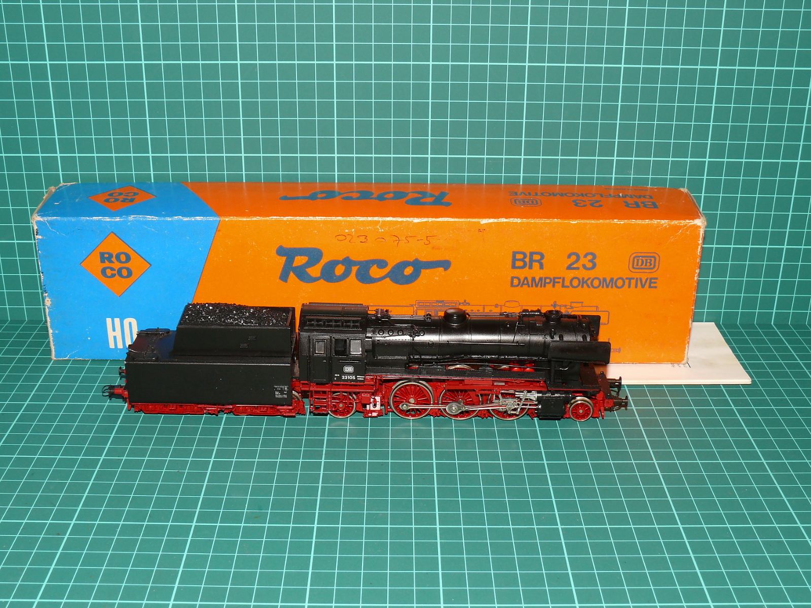 ROCO H0 – Parní lokomotiva s tendrem BR 23 DB (kat. č. 04120 A / 23 105) s krabičkou – H0