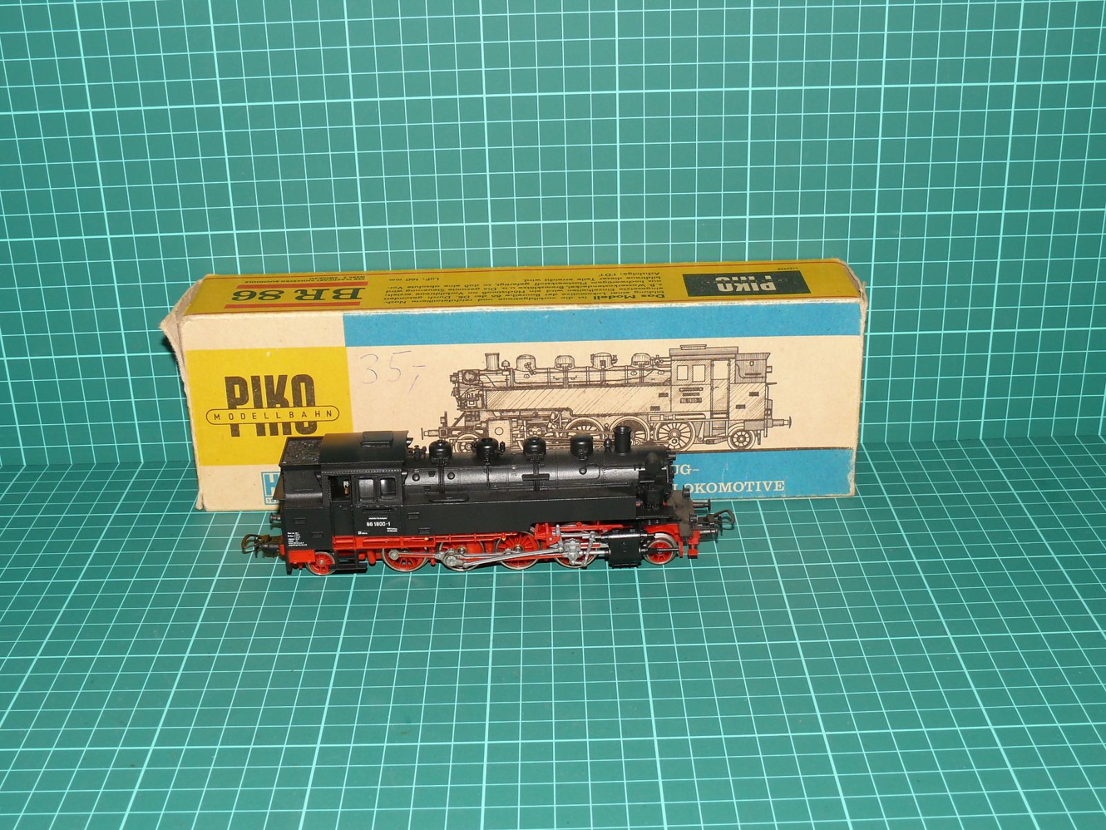 PIKO H0 – Parní nákladní tendrová lokomotiva BR 86 DR (kat. č. 5/6314 / 86 1800-1) s krabičkou – H0