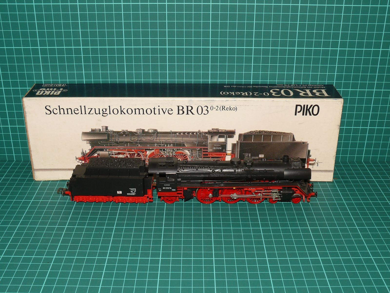PIKO H0 – Parní rychlíková lokomotiva BR 03 2157-0 Reko DR (kat. č. 5/6318) s krabičkou – H0