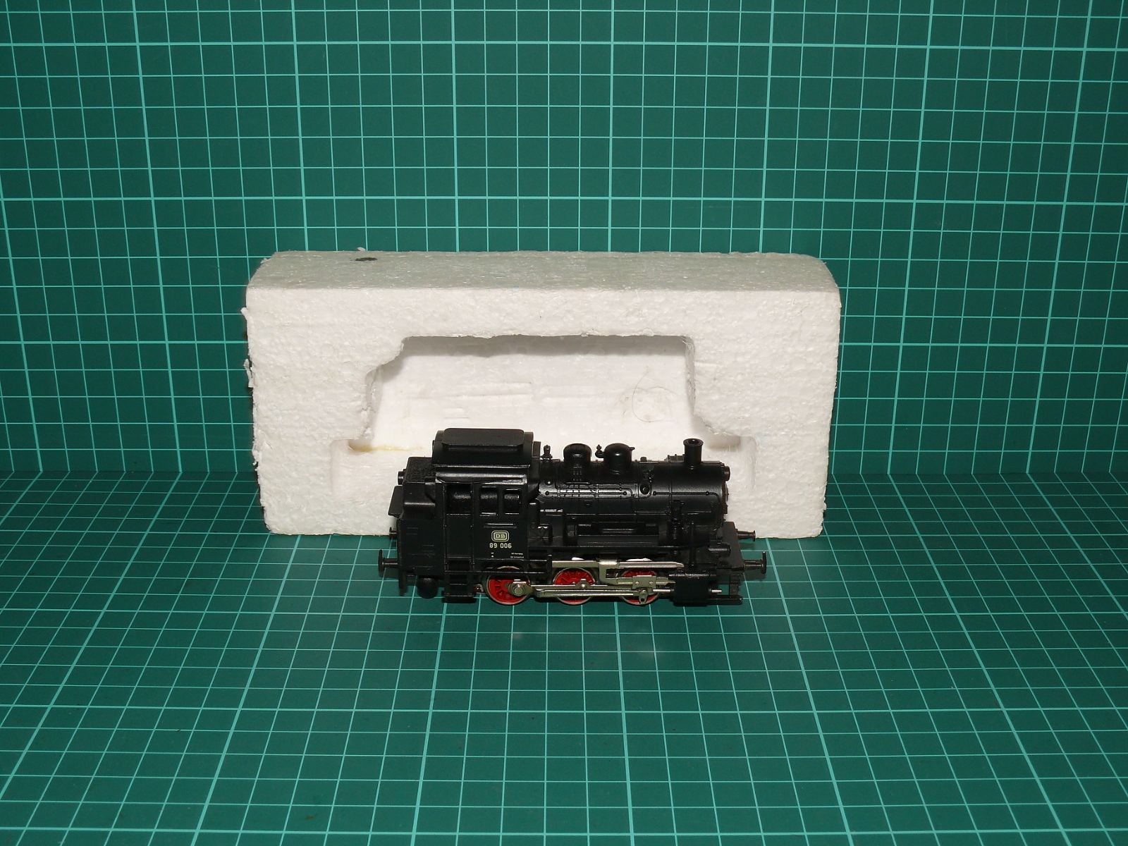 MÄRKLIN H0 – Parní tendrová lokomotiva BR 89 006 DB (kat. č. 3000) v polystyrenovém lůžku – H0
