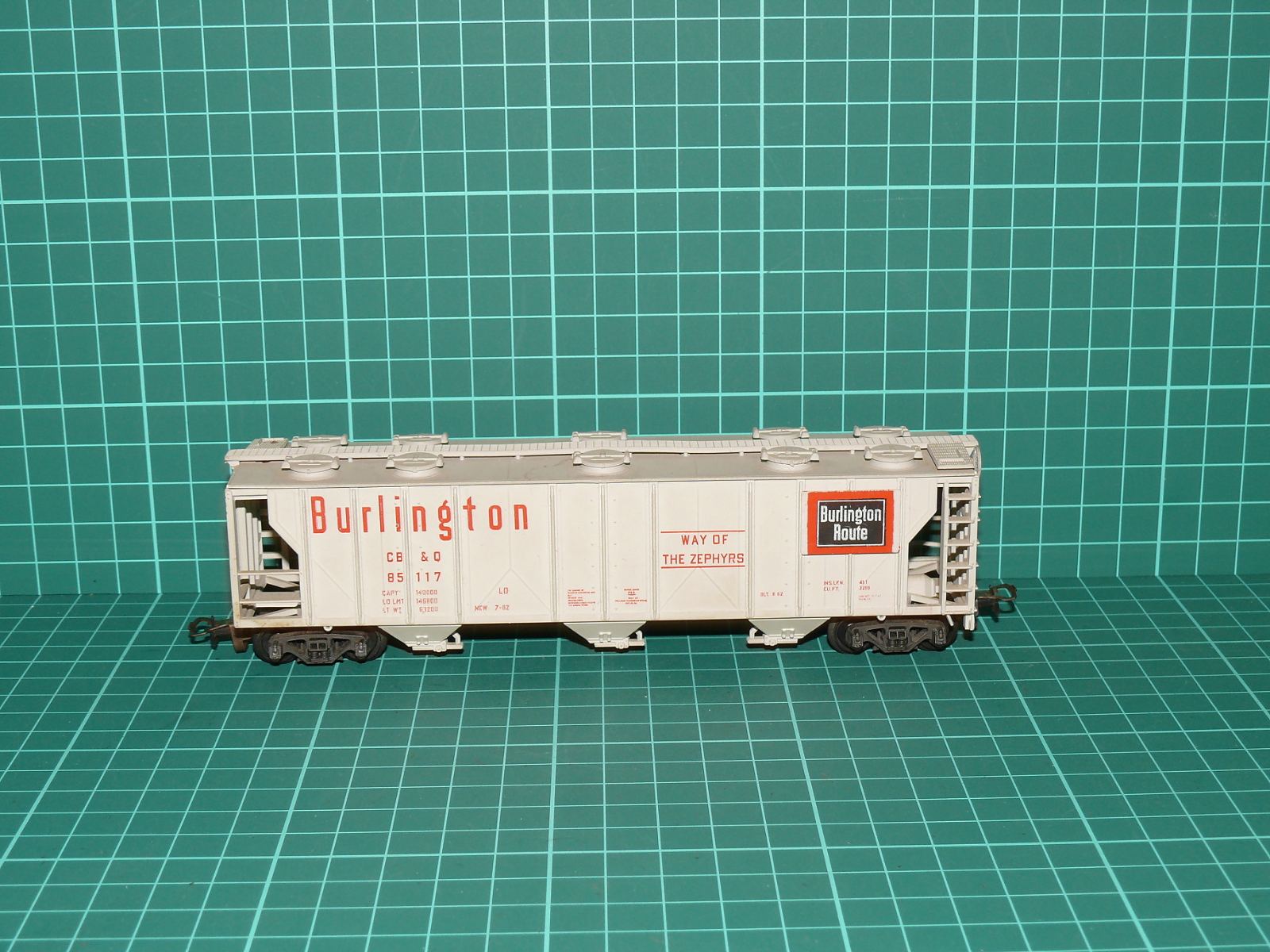 TYCO / AHM H0 – Čtyřnápravový výsypný vůz Covered Hopper CB&Q „Burlington“ (85 117) – H0