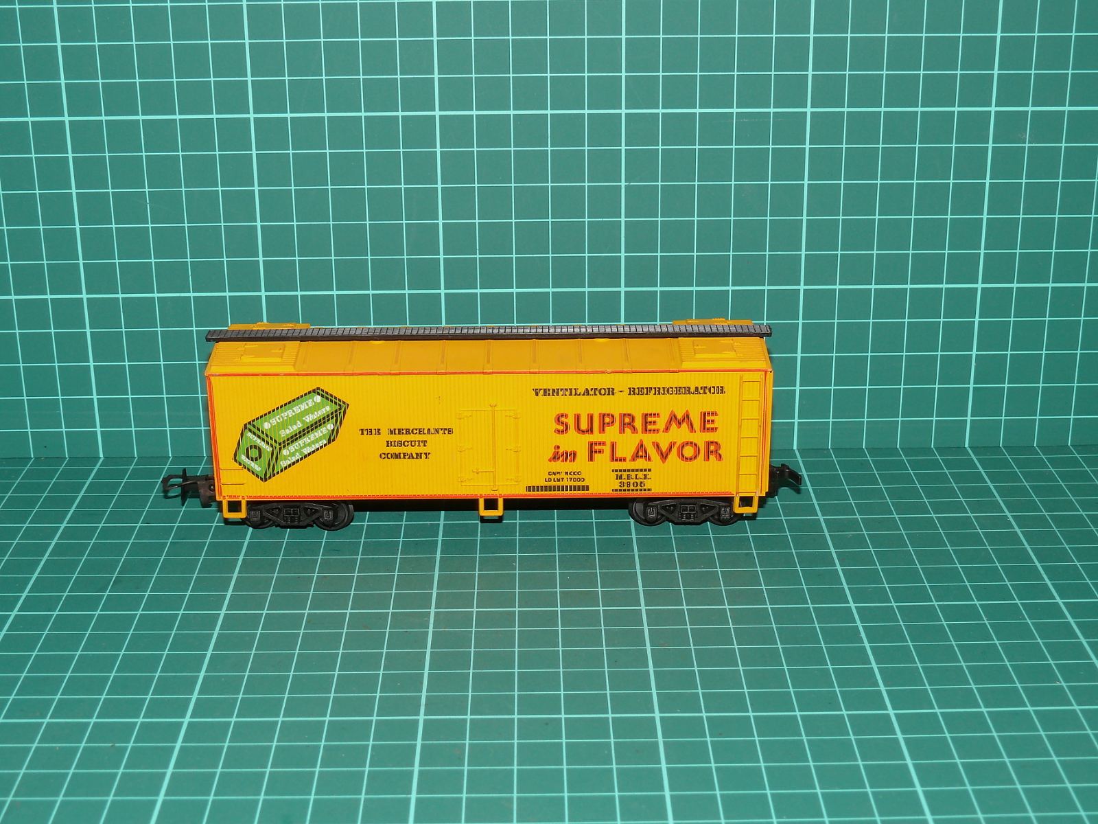 TYCO / AHM H0 – Čtyřnápravový chladicí vůz Refrigerator „Supreme Flavor / Merchants Biscuit“ (M.B.L.X. 3806) – H0