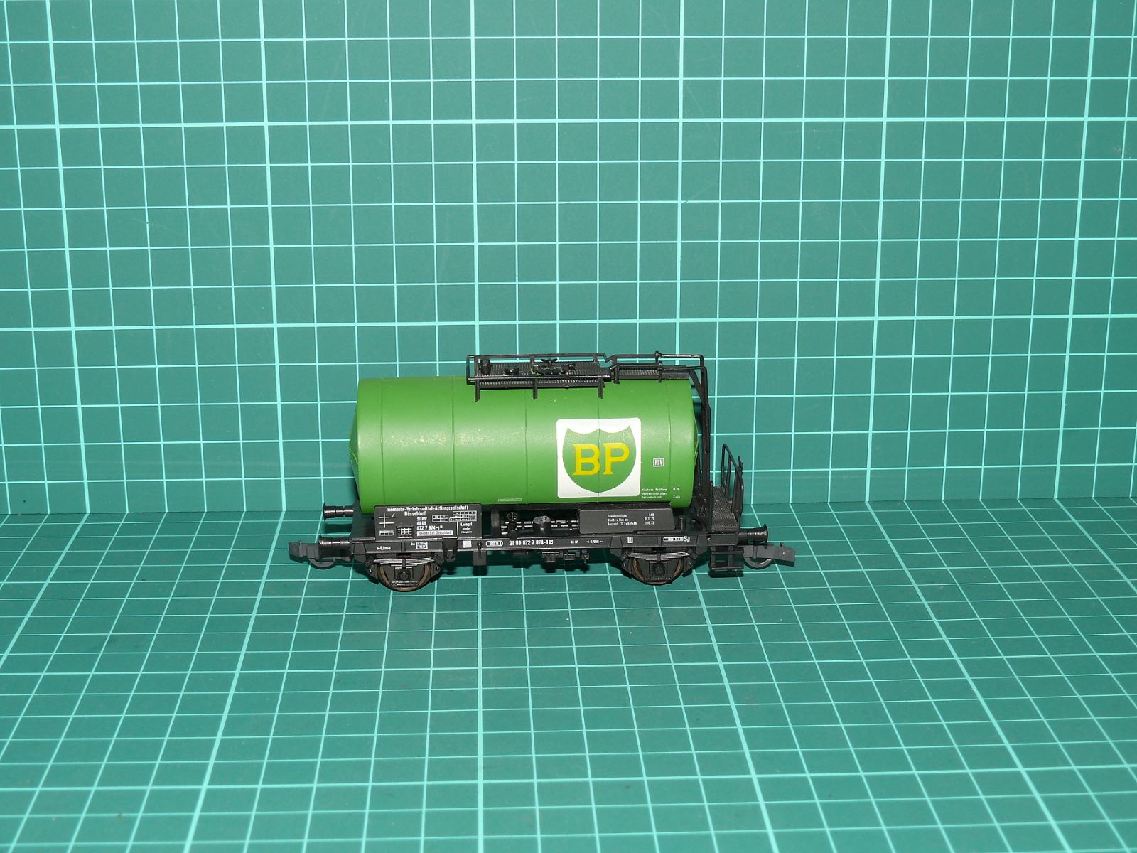 ROCO H0 – Dvounápravový kotlový vůz BP DB (kat. č. 4344 / 46420 / 21 80 072 7 874-1) – H0