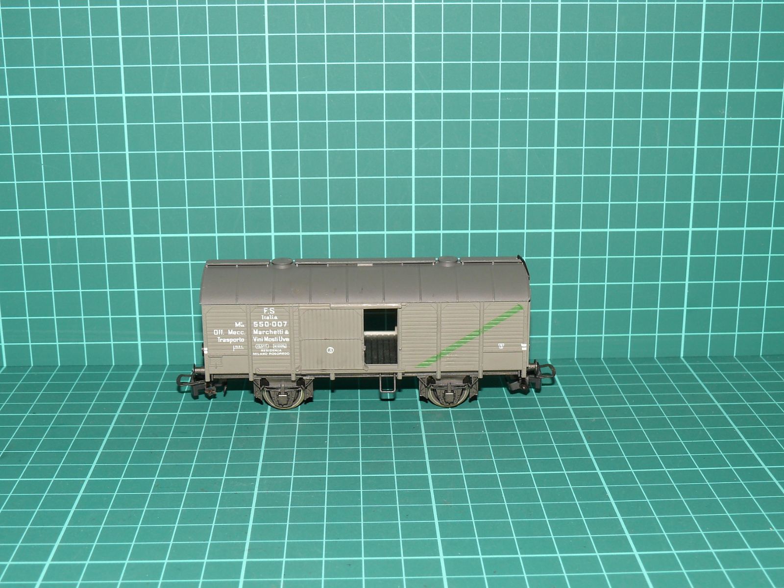 PIKO H0 – Dvounápravový krytý nákladní vůz na přepravu vína Mc FS (kat. č. 5/6407 / FS 550-007) – H0