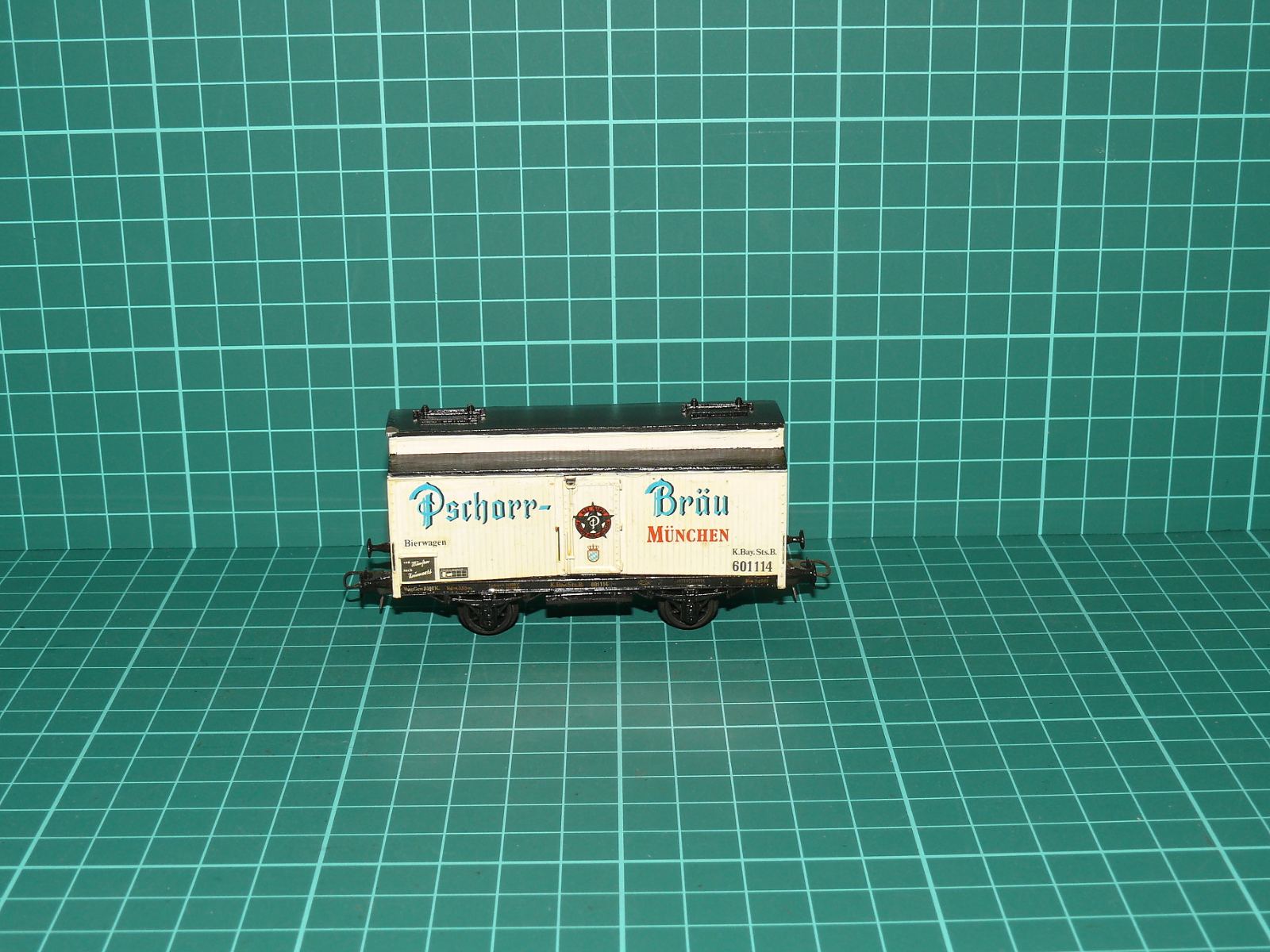 PIKO H0 – Dvounápravový chladicí pivní vůz Bierwagen „Pschorr-Bräu München“ K.Bay.Sts.B. (kat. č. 5/6410/011 / 601 114) – H0