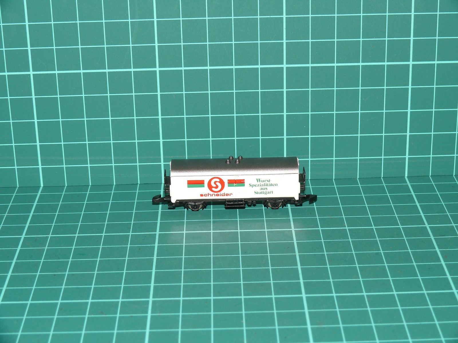 MÄRKLIN mini-club Z – Dvounápravový chladicí vůz „Schneider Wurst-Spezialitäten aus Stuttgart“ DB (kat. č. 8600 / reklamní speciál) – Jiné velikosti
