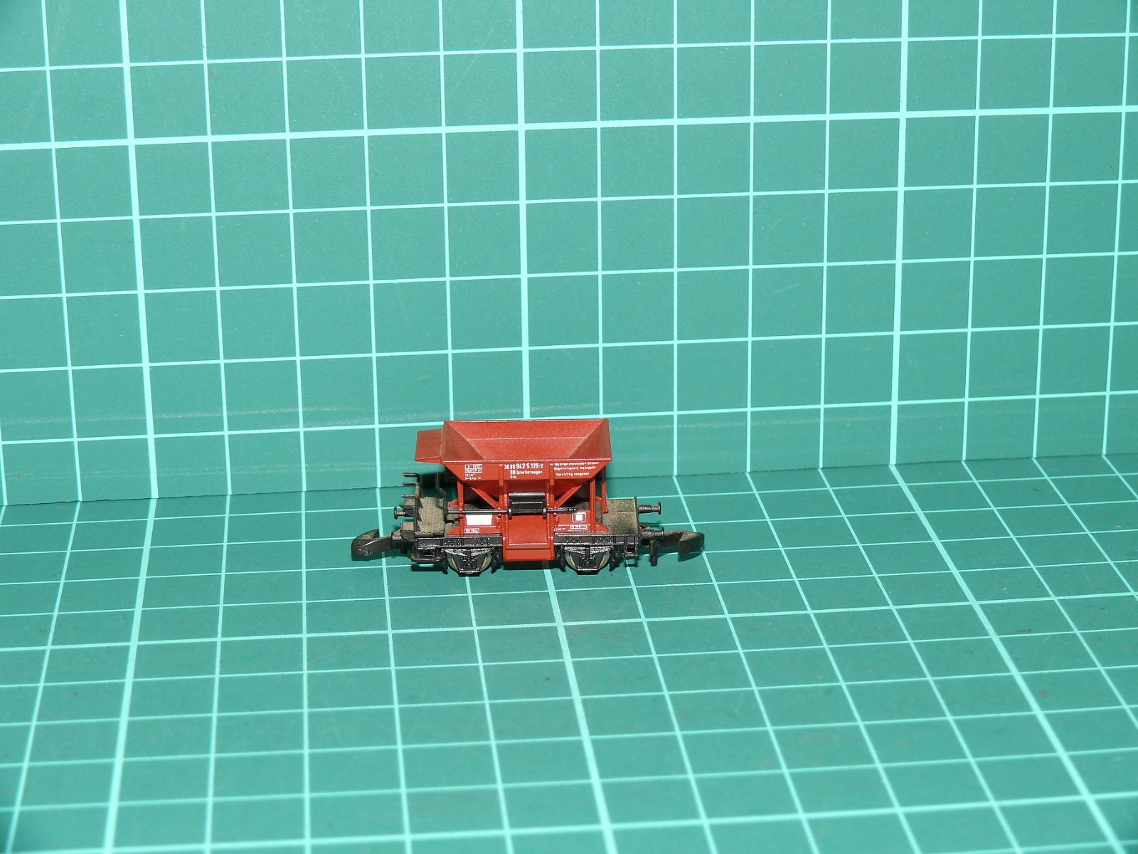 MÄRKLIN mini-club Z – Dvounápravový výsypný vůz na štěrk Schotterwagen DB (kat. č. 8610) – Jiné velikosti