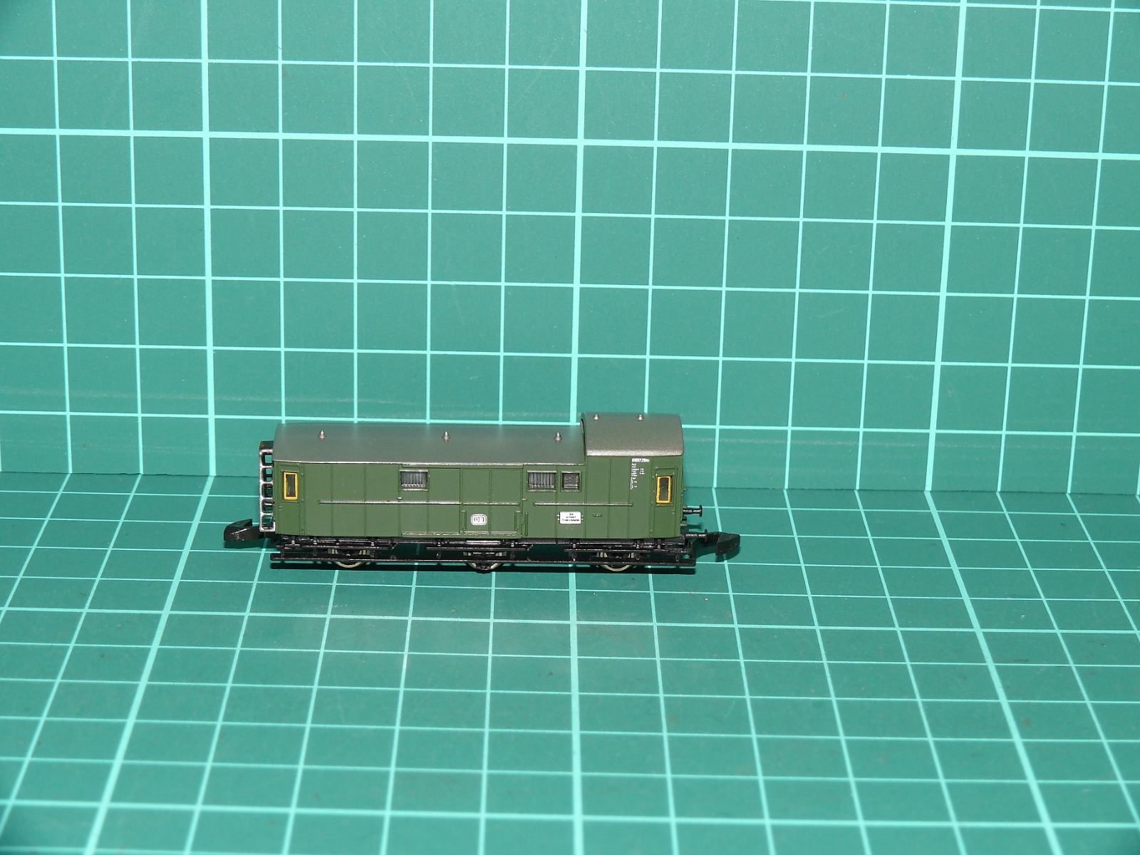 MÄRKLIN mini-club Z – Třínápravový nákladní/rychlíkový služební vůz Pw3 pr 11 DB s vyvýšenou budkou (kat. č. 8703) – Jiné velikosti