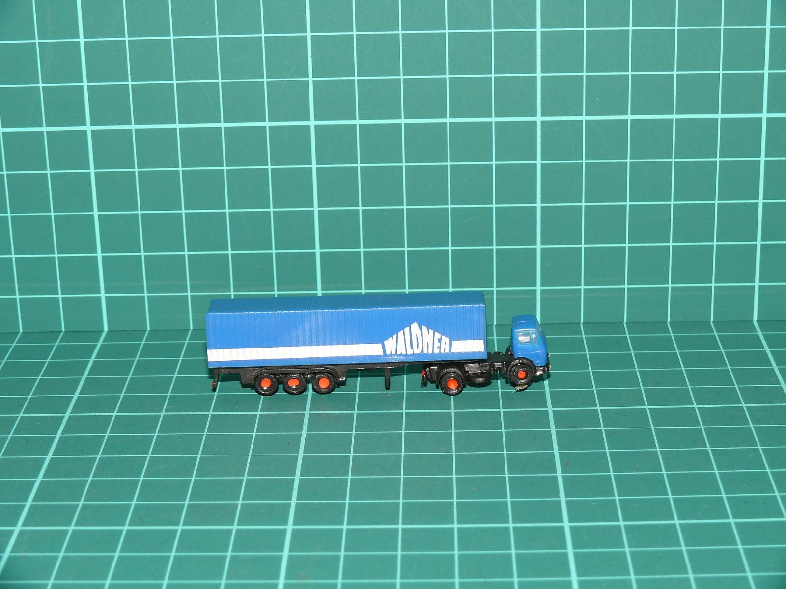 MÄRKLIN mini-club Z – Kamionová souprava tahače s plachtovým návěsem „WALDNER“ (příslušenství / náklad pro kapesní vozy Z) – Jiné velikosti