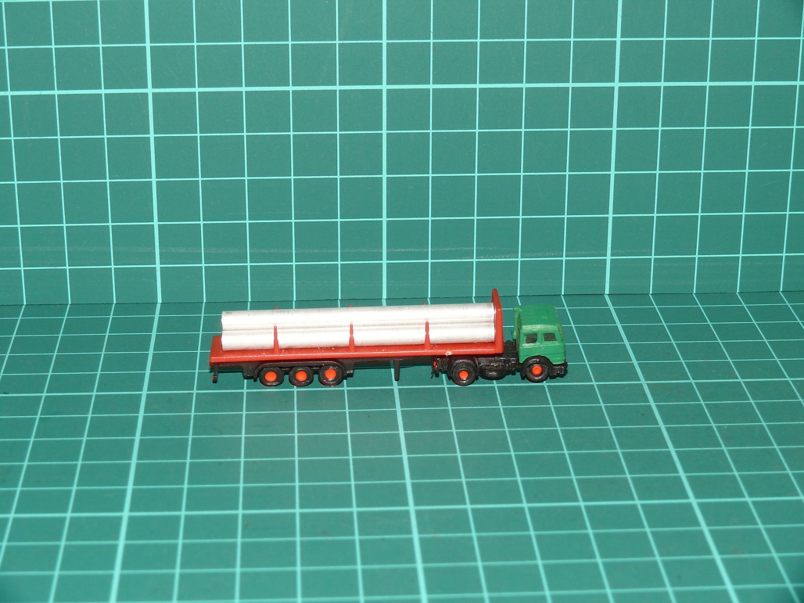 MÄRKLIN mini-club Z – Kamionová souprava tahače s klanicovým návěsem loženým rourami (příslušenství / náklad pro kapesní vozy Z) – Jiné velikosti