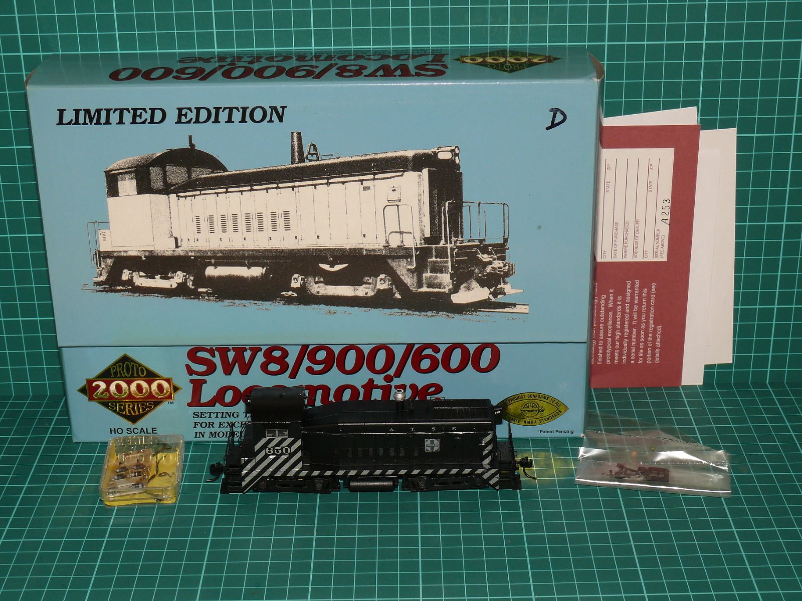 PROTO 2000 H0 Digital – Čtyřnápravová motorová posunovací lokomotiva EMD SW9 / SW8 „Santa Fe“ #650 (kat. č. 23621 / DCC) – H0