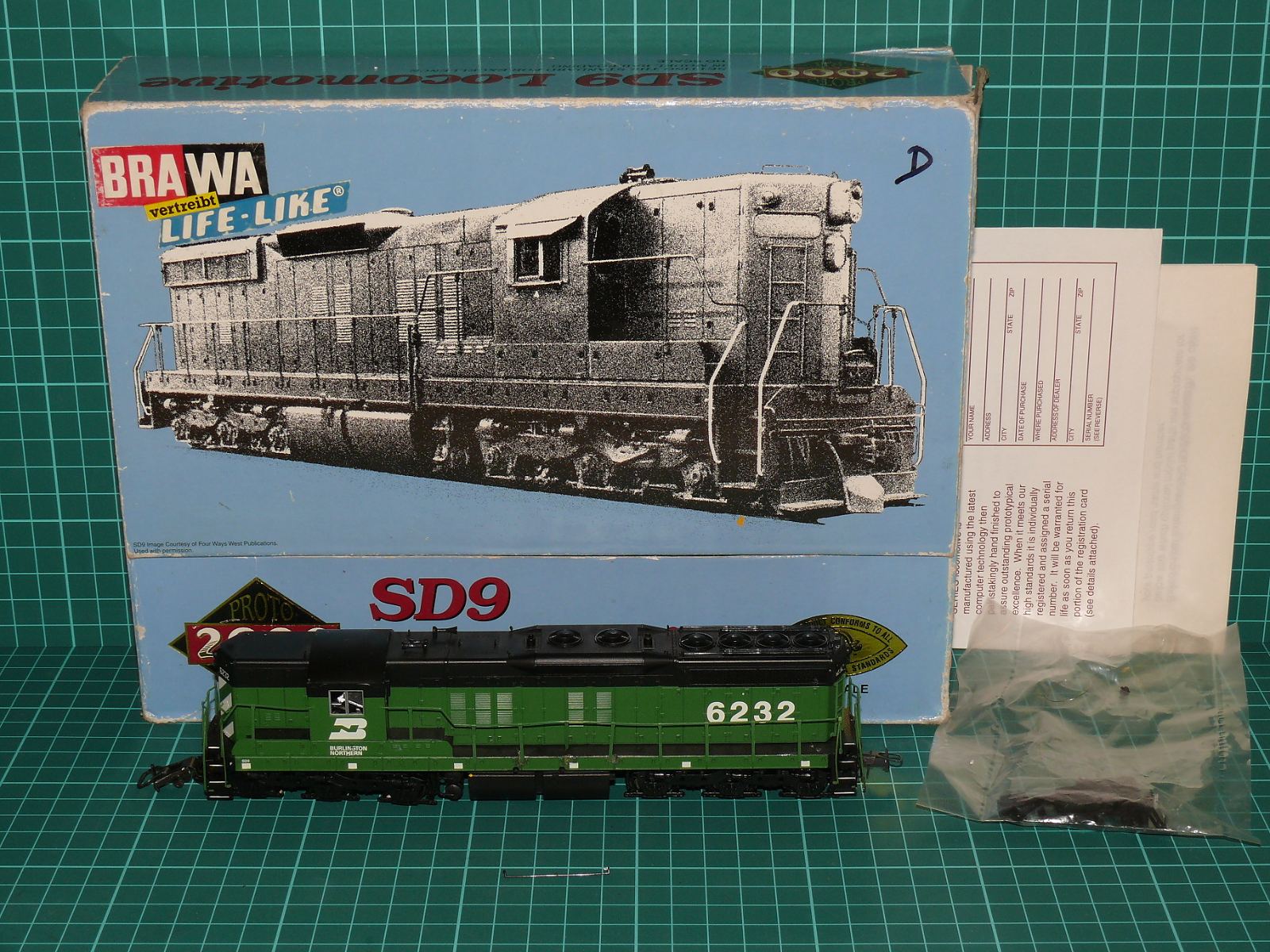 PROTO 2000 / BRAWA H0 Digital – Těžká šestinápravová dieselelektrická lokomotiva EMD SD9 „Burlington Northern“ #6232 (kat. č. 21228 / 0887.1 / DCC) – H0