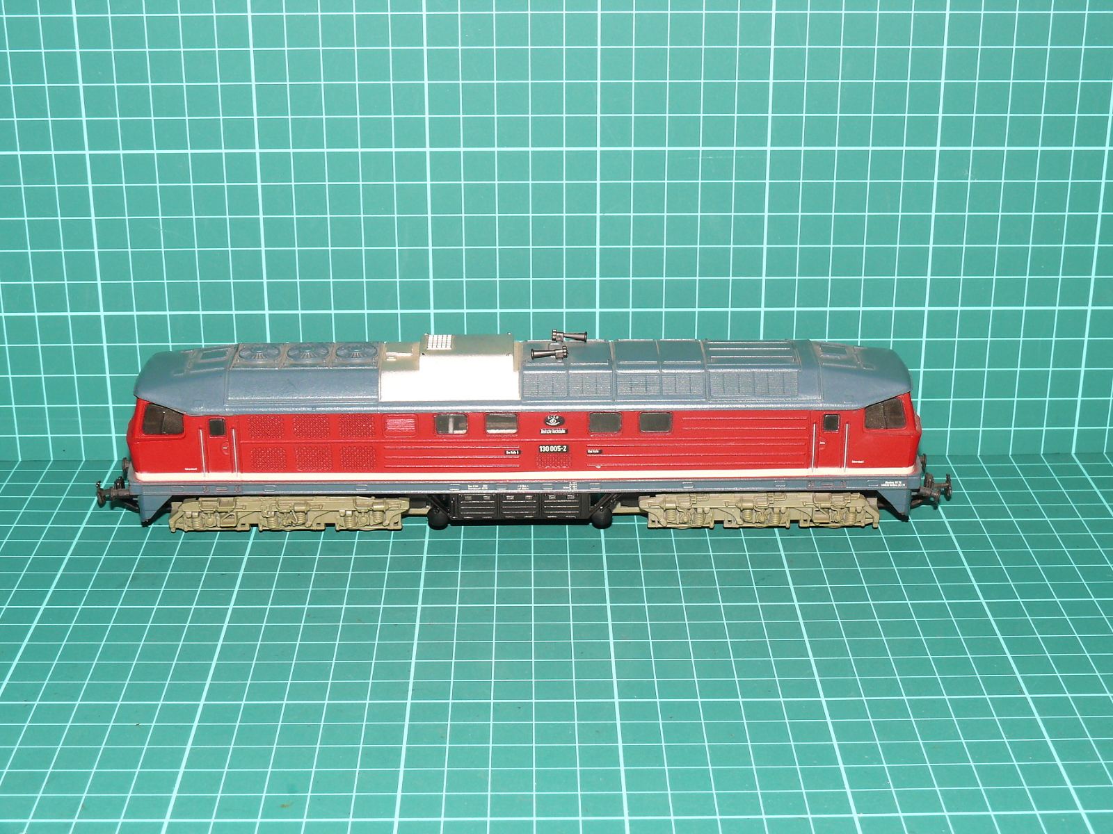 PIKO H0 Analog – Těžká šestinápravová motorová lokomotiva BR 130 „Ludmilla“ 130 005-2 DR (DC analog) – H0