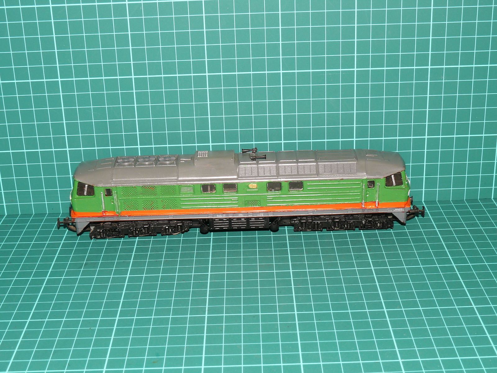 PIKO H0 Analog – Těžká šestinápravová motorová lokomotiva BR 232 / 130 „Ludmilla“ v zakázkovém zeleno-oranžovém laku (DC analog) – H0