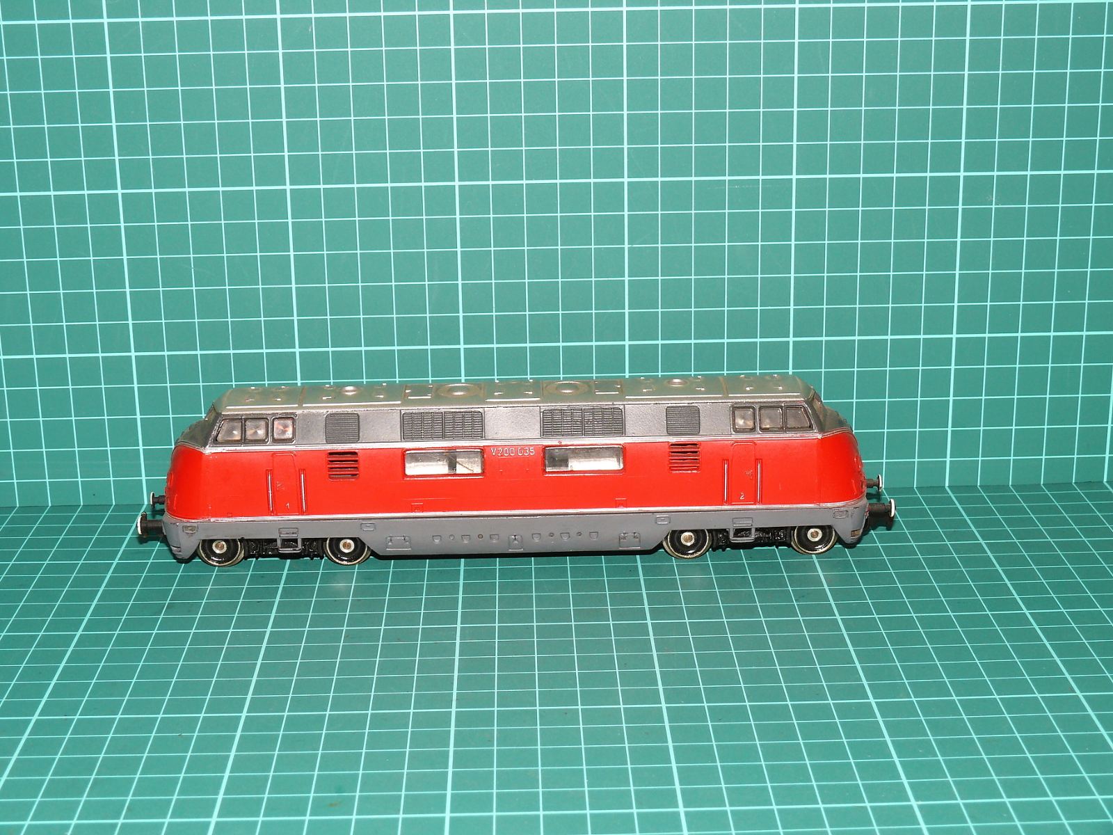 LIMA H0 Analog – Čtyřnápravová motorová lokomotiva V 200 035 DB (kat. č. 208021 / DC analog) – H0