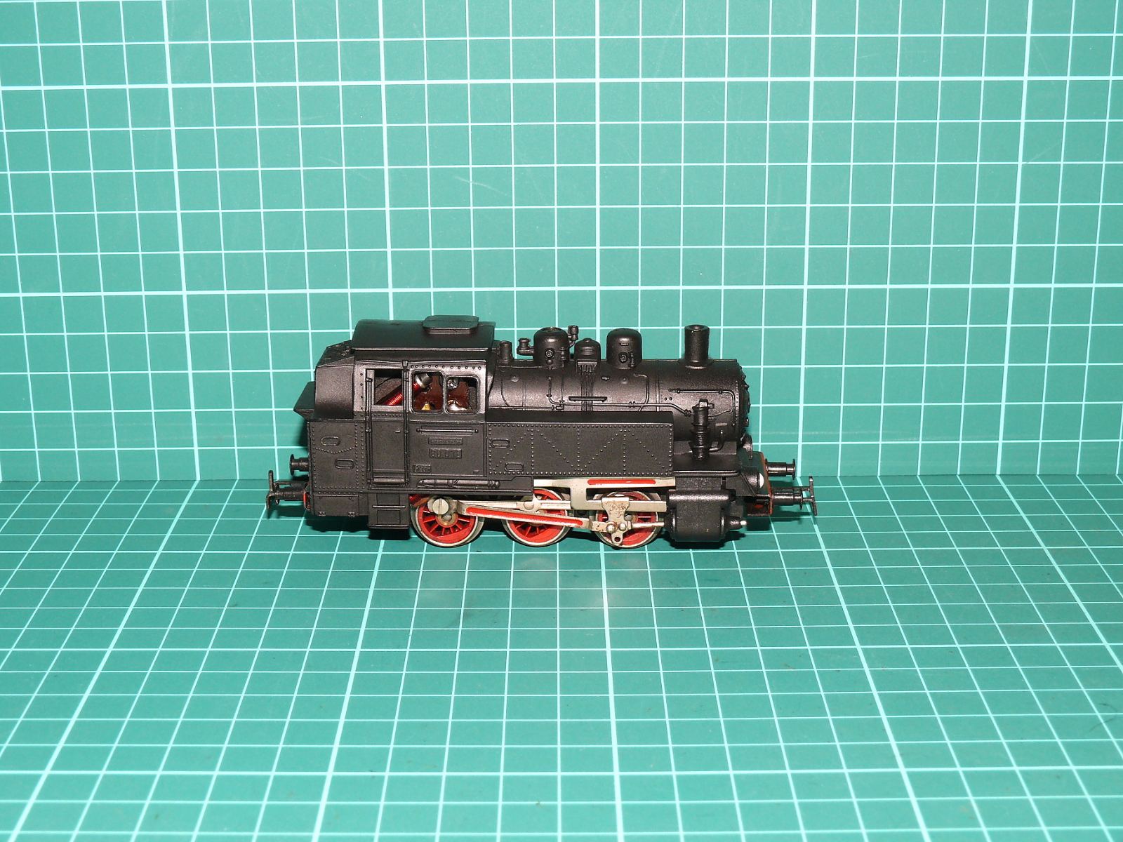 KLEINBAHN H0 Analog – Třínápravová tendrová parní lokomotiva D 100 / Rh 98 (kat. č. 300 / DC analog) – H0