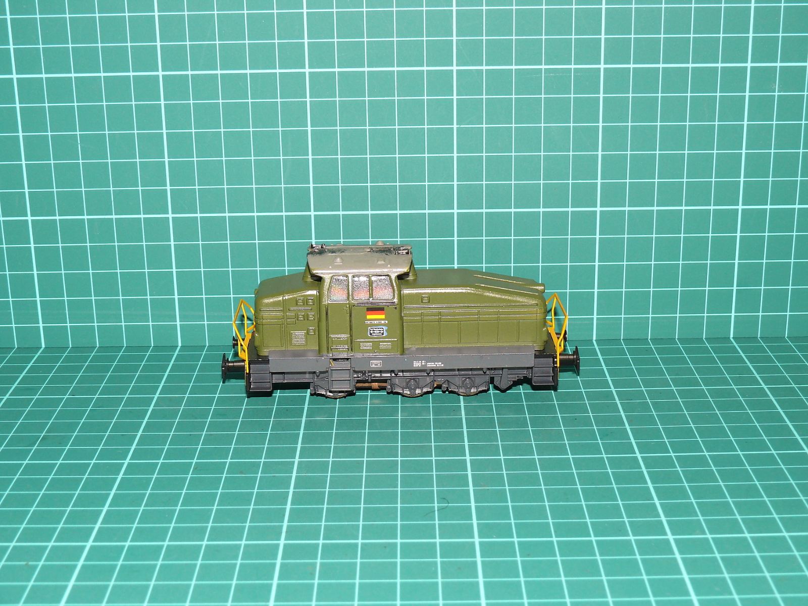 TRIX H0 Analog – Čtyřnápravová motorová posunovací lokomotiva Henschel DHG 500 C Bundeswehr (kat. č. 21523 / DC analog) – H0