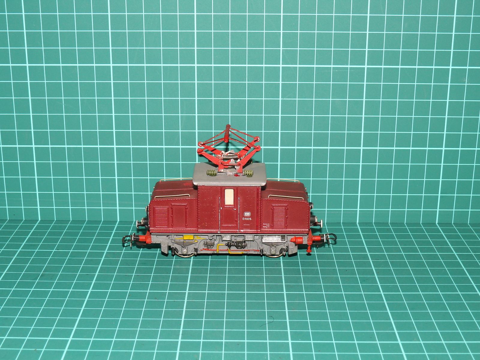FLEISCHMANN H0 Analog – Dvounápravová elektrická lokomotiva „LAG-Lok“ E 69 05 DB (kat. č. 4305 / DC analog) – H0