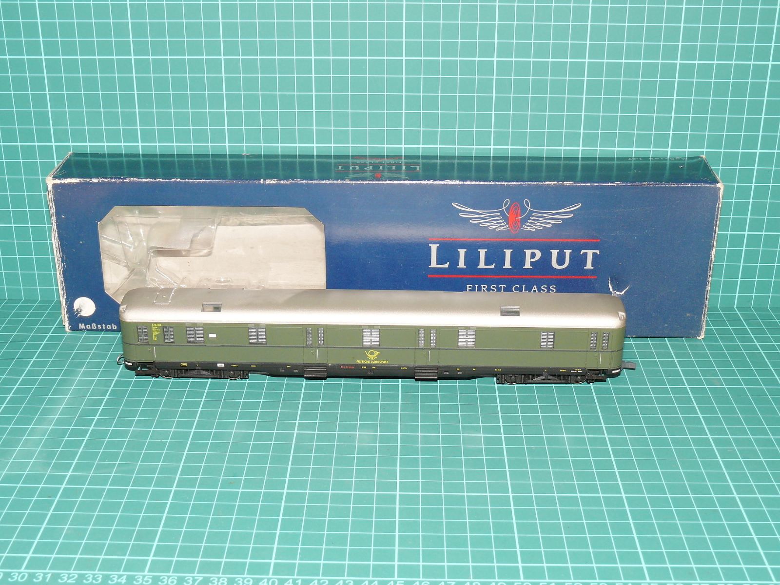 LILIPUT H0 – Čtyřnápravový poštovní rychlíkový vůz Schürzenwagen Post4ü Deutsche Bundespost / DB (kat. č. L383801 / DC) v krabičce – H0