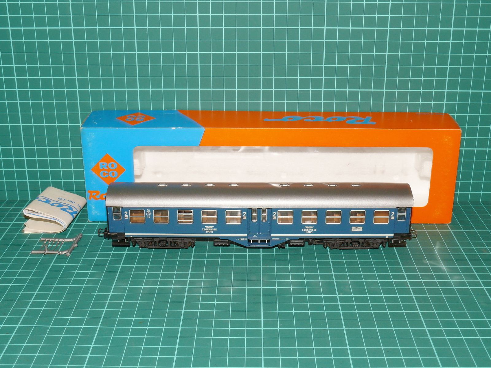 ROCO H0 – Čtyřnápravový příměstský osobní vůz „Silberling“ 2. třídy Bnb Tegernsee-Bahn (kat. č. 4250B / DC) v krabičce – H0