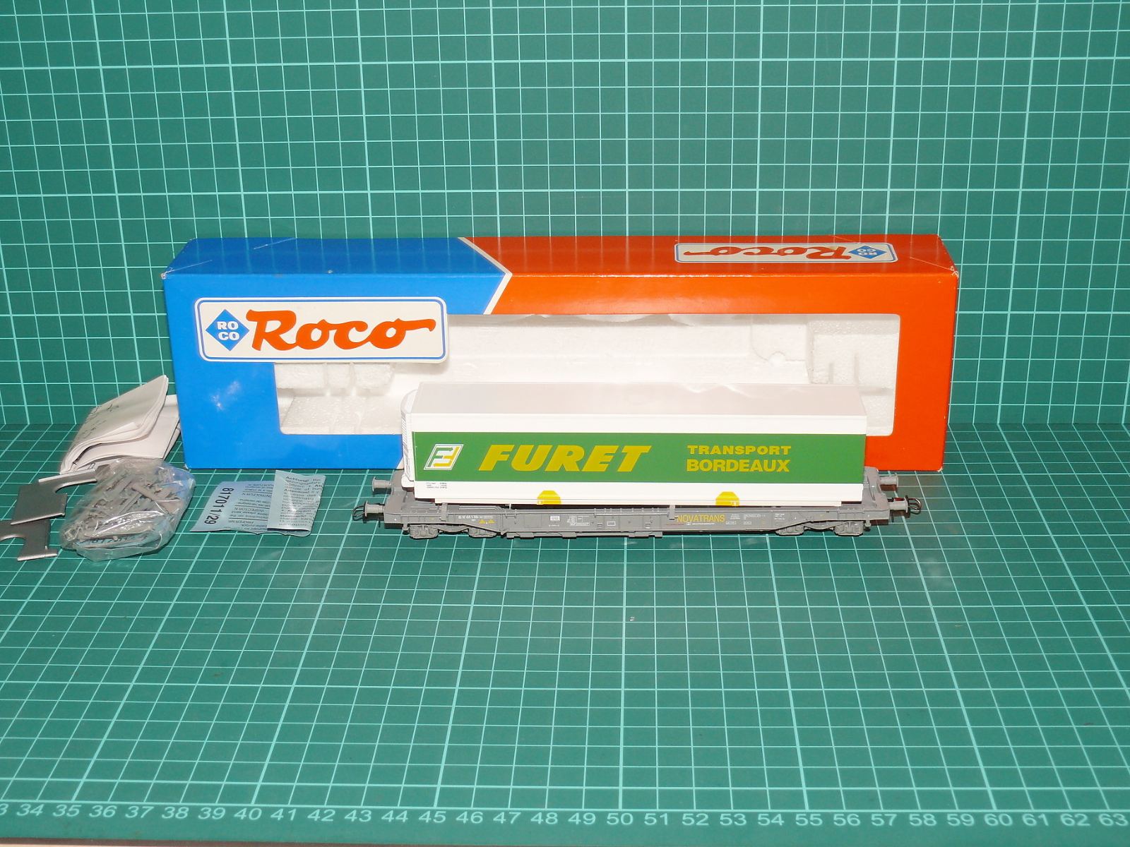 ROCO H0 – Čtyřnápravový kapsový vůz SGP SNCF s návěsem „FURET Transport Bordeaux“ (kat. č. 46377 / DC) v krabičce – H0
