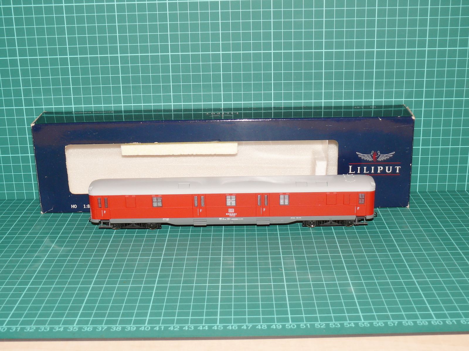 LILIPUT H0 – Čtyřnápravový doprovodný vůz k nehodovému jeřábu Eisenbahnkran-Begleitwagen DB AG (kat. č. L383811 / DC) v krabičce – H0