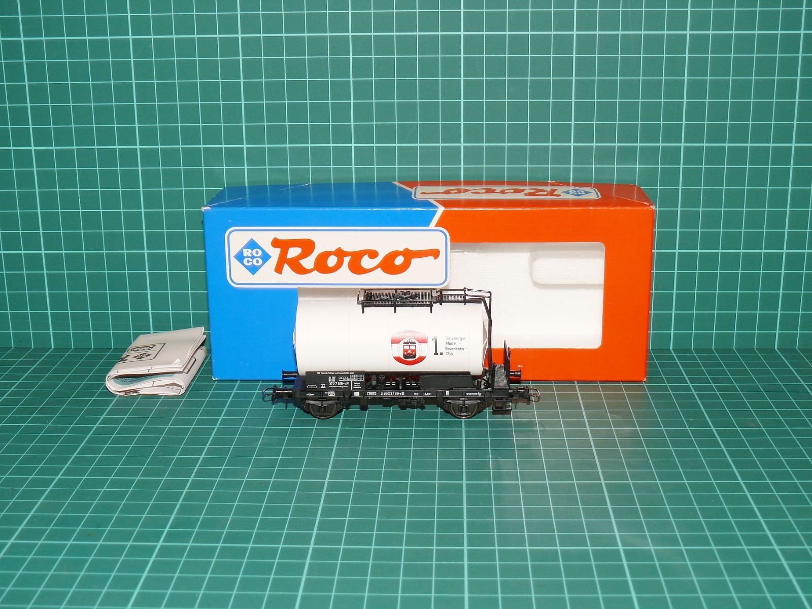 ROCO H0 – Dvounápravový cisternový vůz „1. Salzburger Modell-Eisenbahn-Club“ ÖBB (kat. č. 4363 / DC) v krabičce #4 – H0