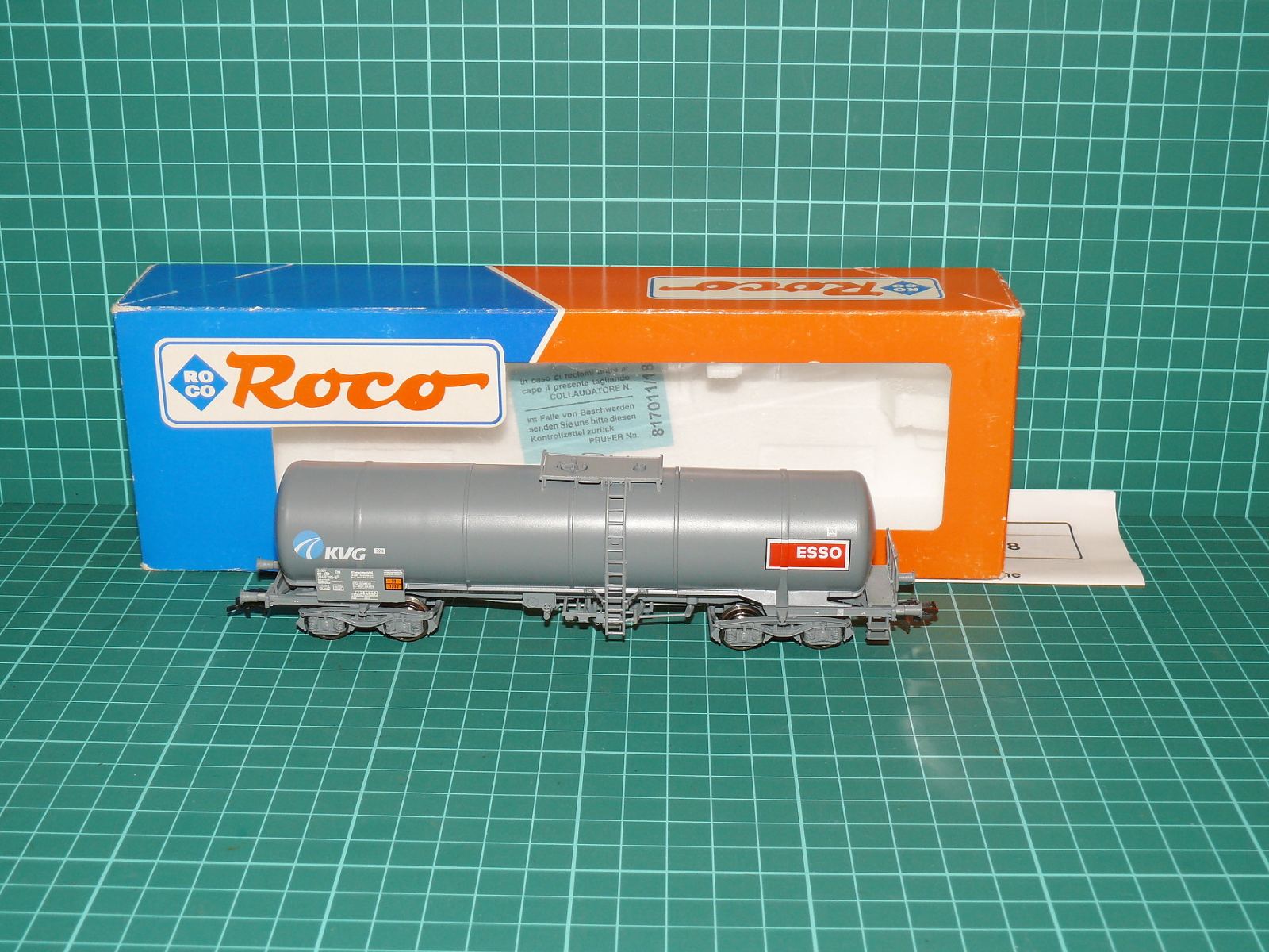 ROCO H0 – Čtyřnápravový cisternový vůz řady Zacns SNCB/NMBS „KVG / ESSO“ (kat. č. 46978 / DC) v krabičce – H0