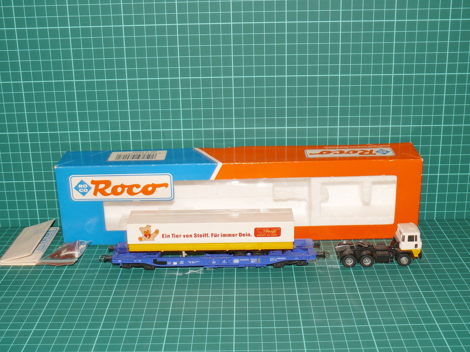 ROCO H0 – Kapsový vůz SGP DB s návěsem a tahačem „STEIFF – Ein Tier von Steiff“ (kat. č. 48017 / DC) v krabičce – H0