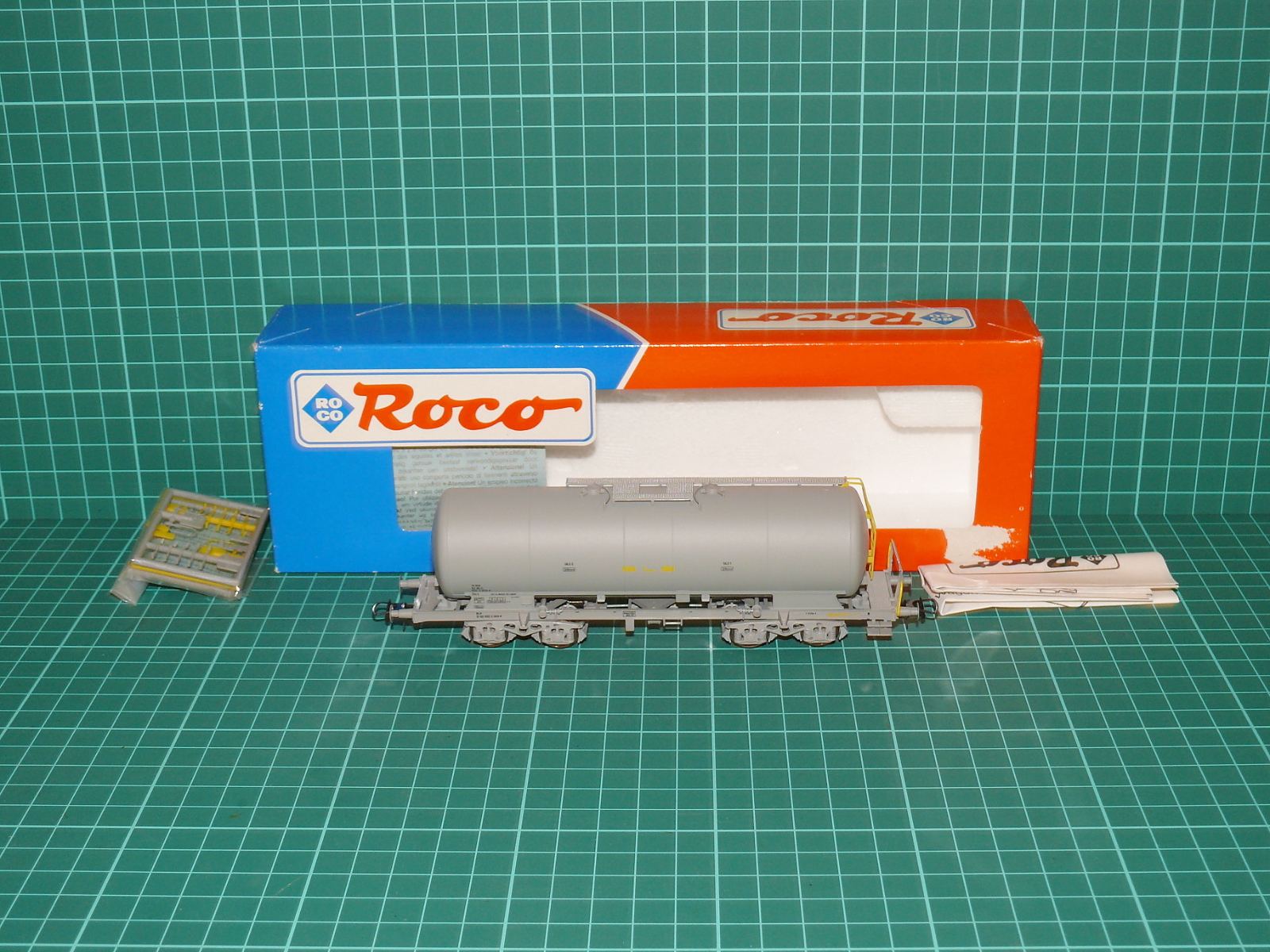 ROCO H0 – Čtyřnápravový cisternový vůz řady Zacns BLS (kat. č. 46498 / DC) v krabičce s doplňky – H0