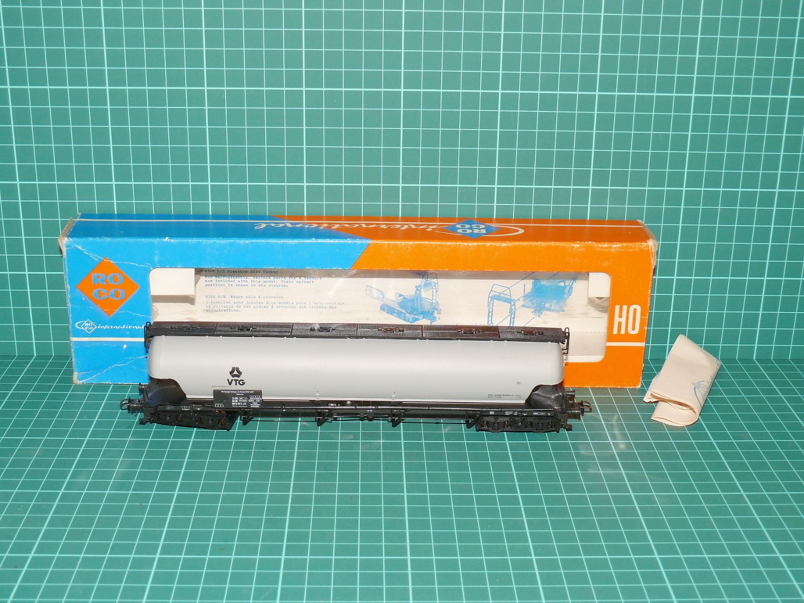 ROCO H0 – Čtyřnápravový hlubinný prachový vůz řady Uacns DB „VTG“ (kat. č. 4366 A / DC) v krabičce se sáčky doplňků – H0