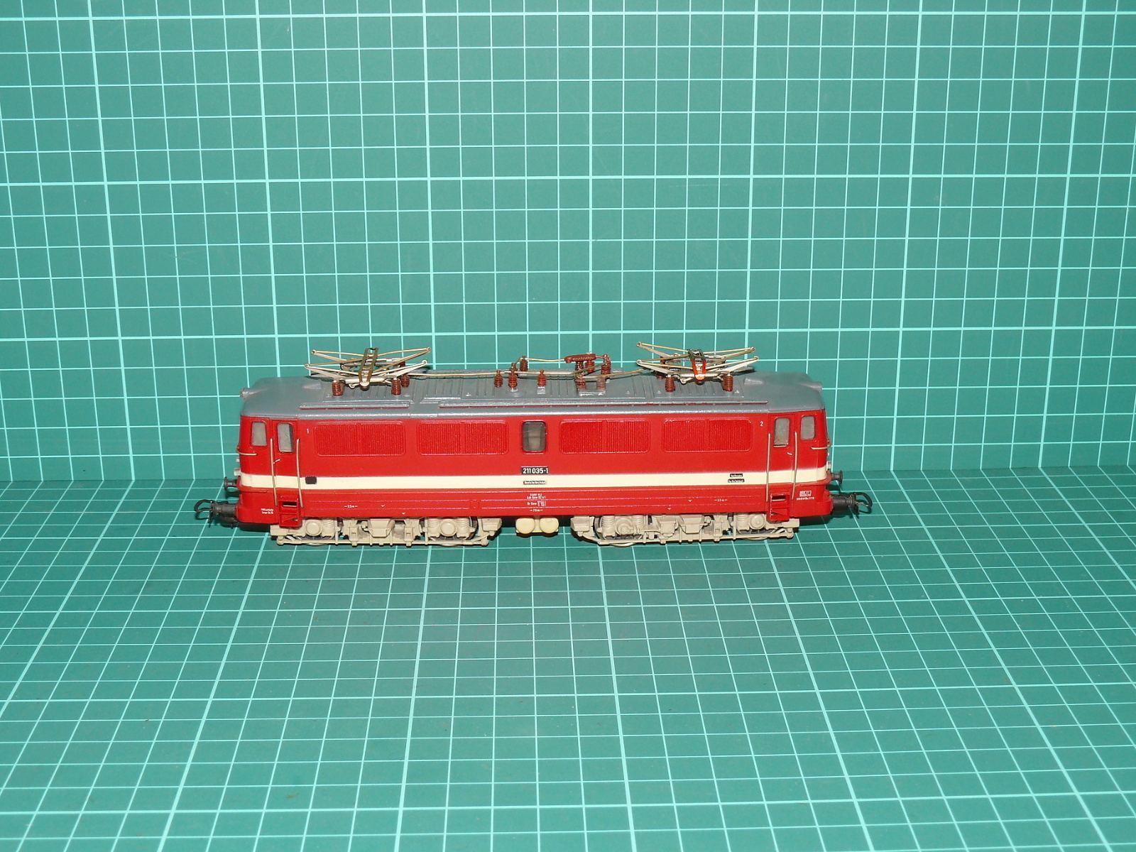 PIKO H0 – Elektrická lokomotiva řady 211 DR „Holzroller“ (kat. č. 5/6303 / DC analog) – H0