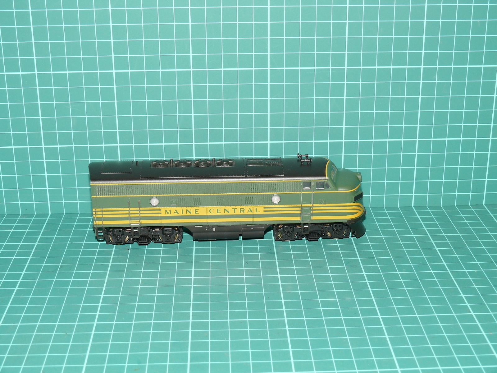 ROCO H0 – Těžká motorová dieselová lokomotiva EMD E7/E9 A-Unit „MAINE CENTRAL“ (kat. č. 04179 / DC analog) – H0