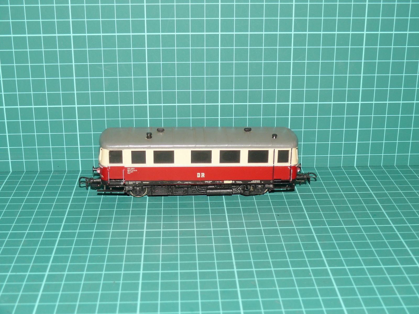 PIKO / SACHSENMODELLE H0 – Dvounápravový motorový vůz řady VT 135 DR (kat. č. 190/28 / DC analog) – H0