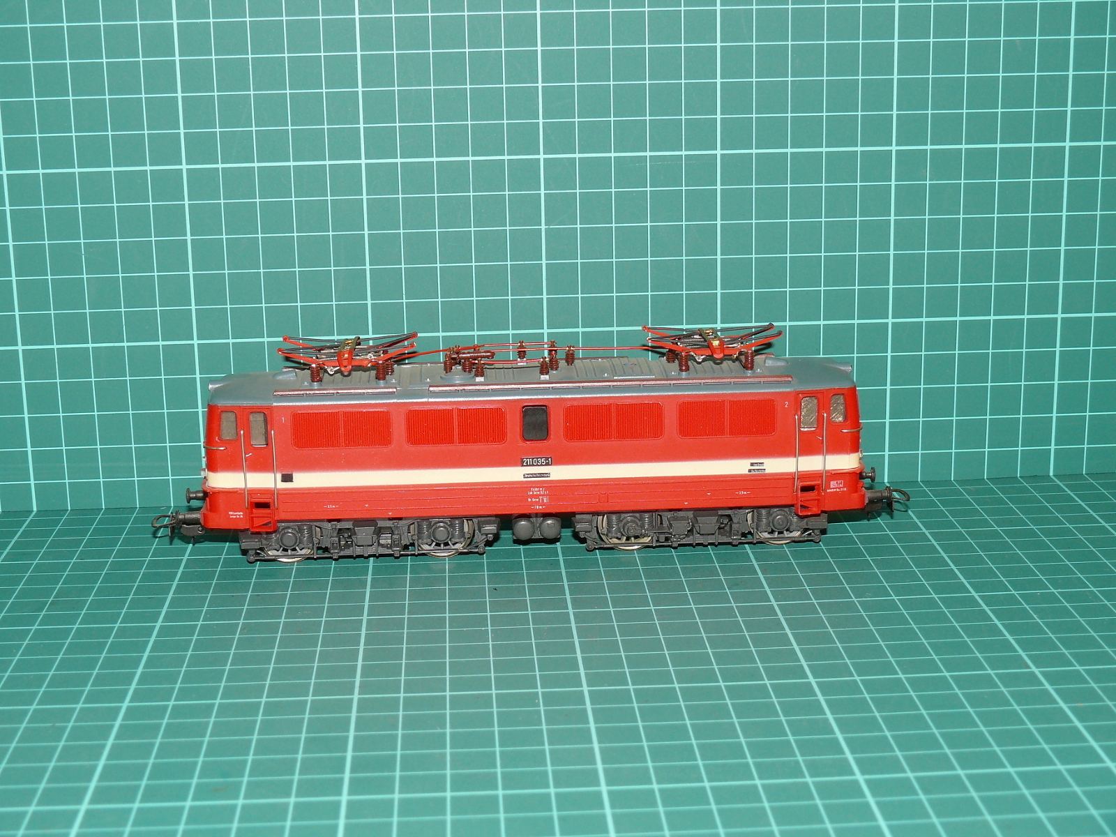 PIKO H0 – Elektrická lokomotiva řady 211 DR „Holzroller“ s tmavými podvozky (kat. č. 5/6303 / DC analog) – H0
