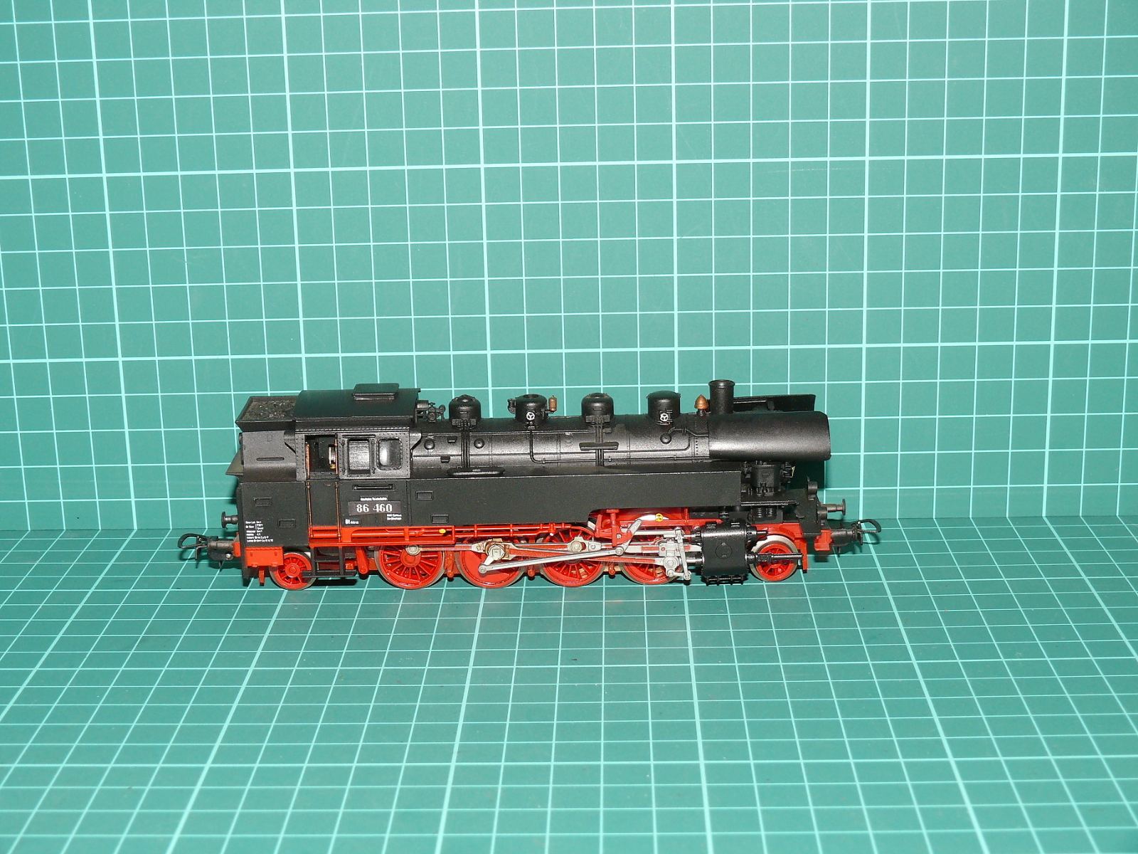 PIKO H0 – Parní tendrová lokomotiva řady 86 DR „86 460“ s kouřovými plechy Witte (kat. č. 5/6314 / DC analog) – H0